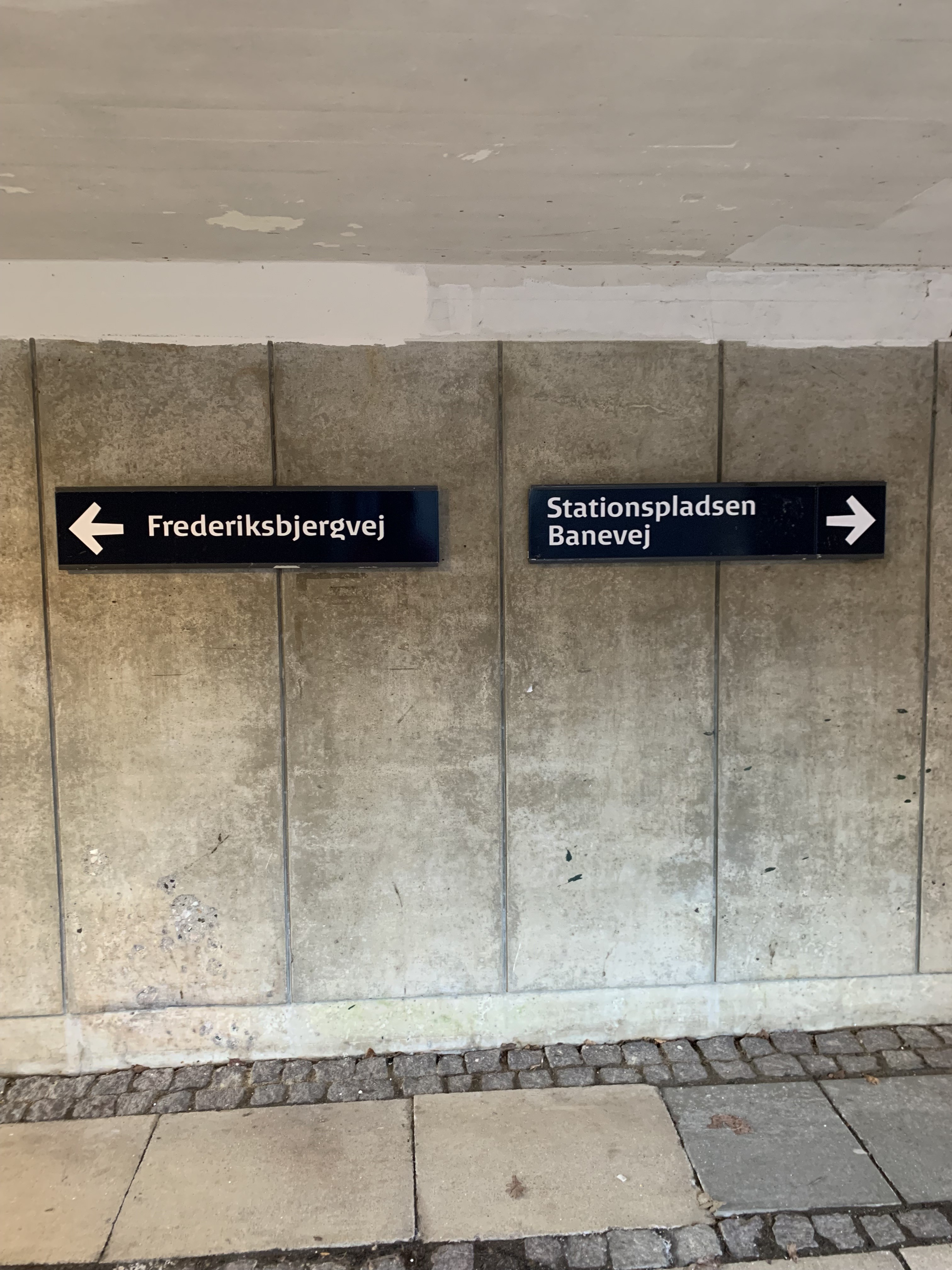 Det er denne fejlskiltning ved Sorø Station, der fremkaldte debatten om stednavnet "Frederiksbjerg". DSB har nu ændret skiltet og fjernet det j, der ikke skulle være der.