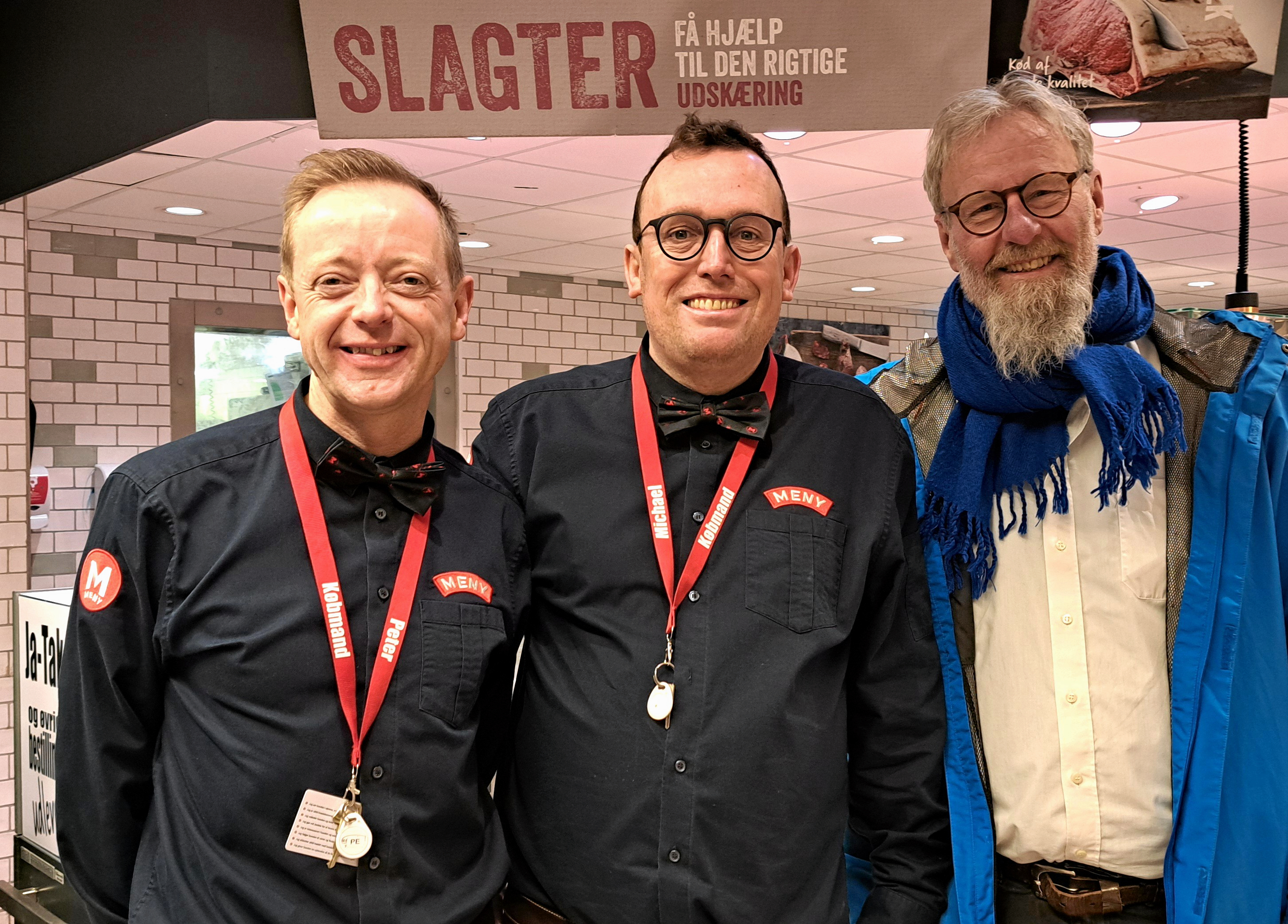 Meny Kalundborg er ny partner i Raklev Gymnastik og Idrætsforening og præsenteres til klubbens nytårskur. På billedet her ses fra venstre mod højre Meny-købmændene Peter Egebæk og Michael Skovgaard Rasmussen samt formanden for RGI, Esben Hansen.