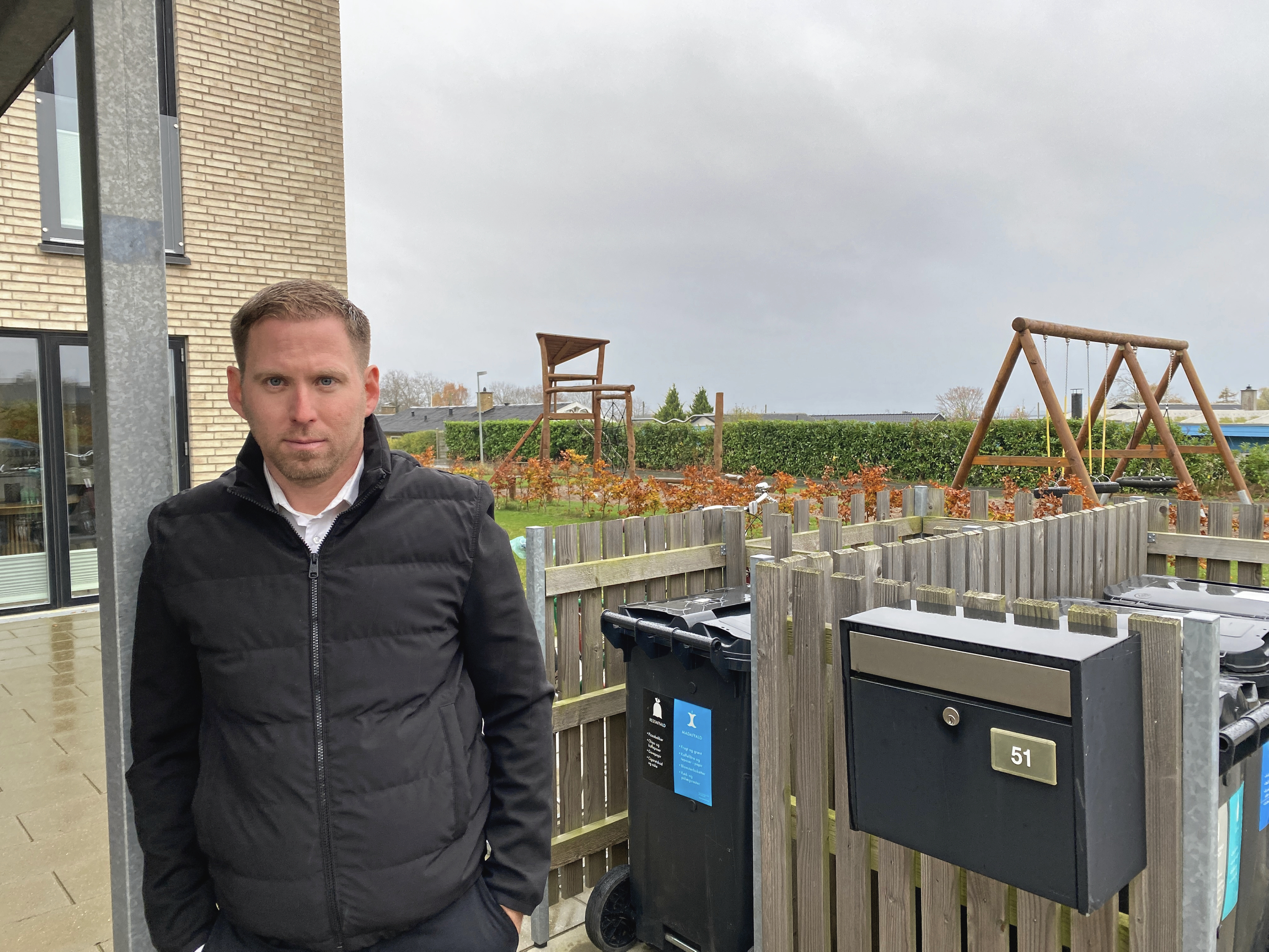 Kenneth Høj ved indgangen til det rækkehus, der aldrig er blevet det, han drømte om, fordi der har været så mange fejl.