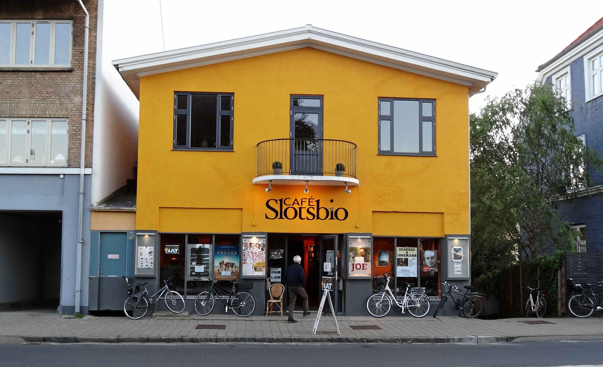 Den karakteristiske gule bygning, som Slotsbio ligger i, stod færdig for 100 år siden. Nu skal der solceller på taget. - Privat Den karakteristiske gule bygning, som Slotsbio ligger i, stod færdig for 100 år siden. Nu skal der solceller på taget.