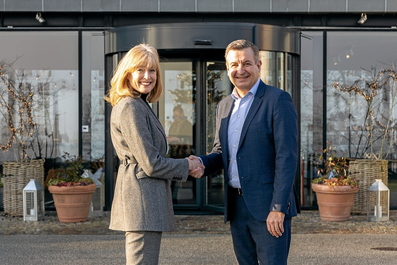 Helle Havgaard, der er administrerende direktør på Rungstedgaard og Forsikrings- og pensionsakademiet, hilser den nye hoteldirektør Jens Frank-Mikkelsen velkommen.