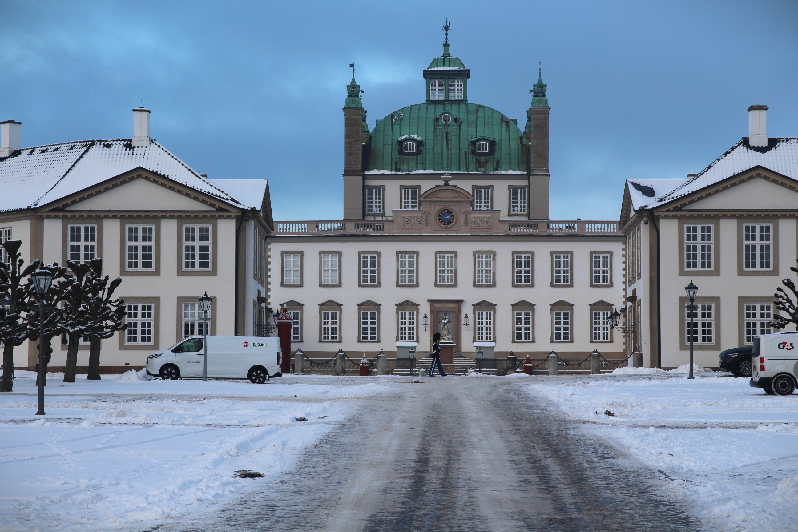 Den nye bog tager læseren med til Fredensborg Slot, hvor kongeparret hvert år samlede børn, børnebørn og svigerbørn til de såkaldte Fredensborgdage.
