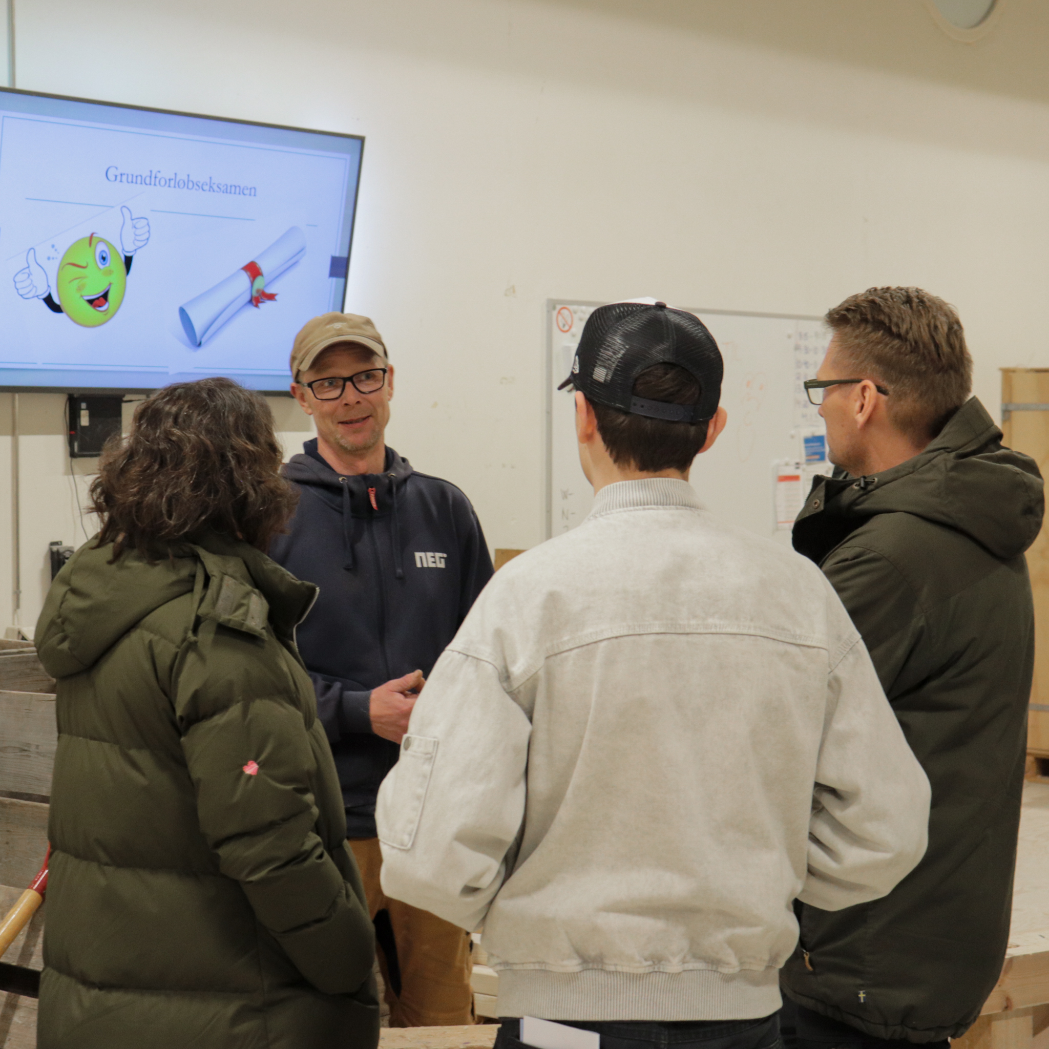 Studievejledere og mentorer var til stede på NEG på Absalonvej for at hjælpe de unge og deres forældre med at forstå uddannelsesmulighederne og besvare spørgsmål.