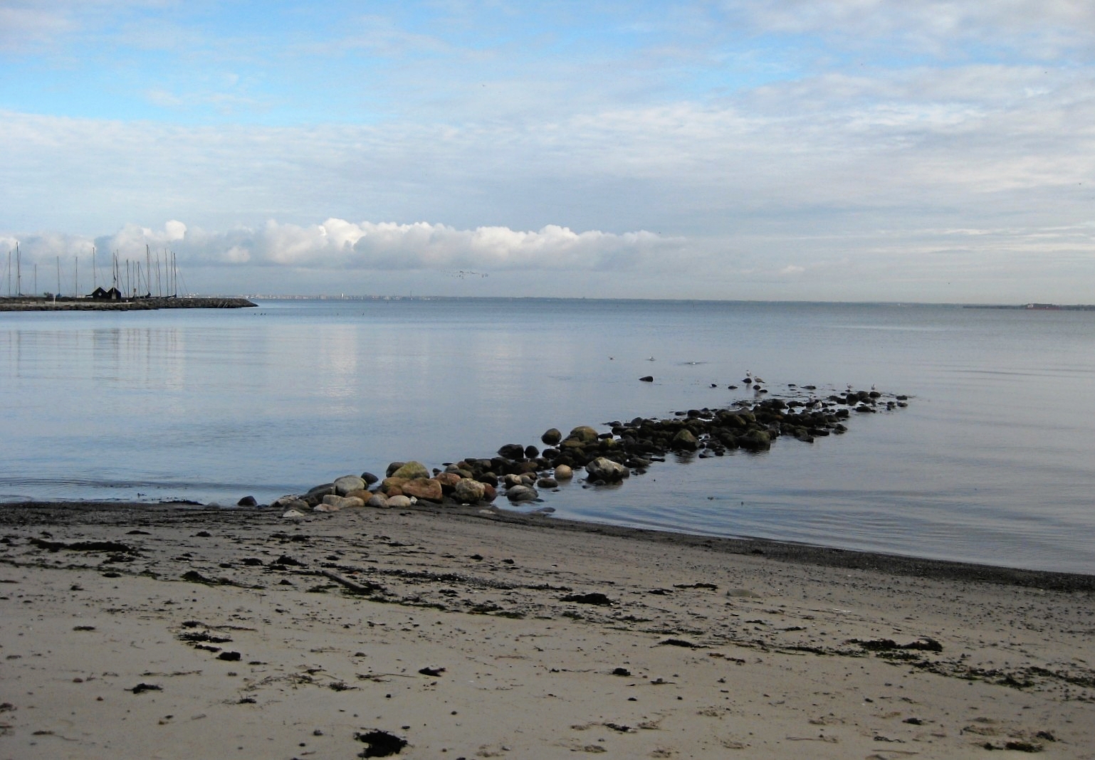 For 200 år siden bar fiskerne sten ud i vandet for at hindre, at havet udslettede det lille fiskerleje, der senere skulle udvikle sig til nutidens Rungsted. - Per Groth For 200 år siden bar fiskerne sten ud i vandet for at hindre, at havet udslettede det lille fiskerleje, der senere skulle udvikle sig til nutidens Rungsted.