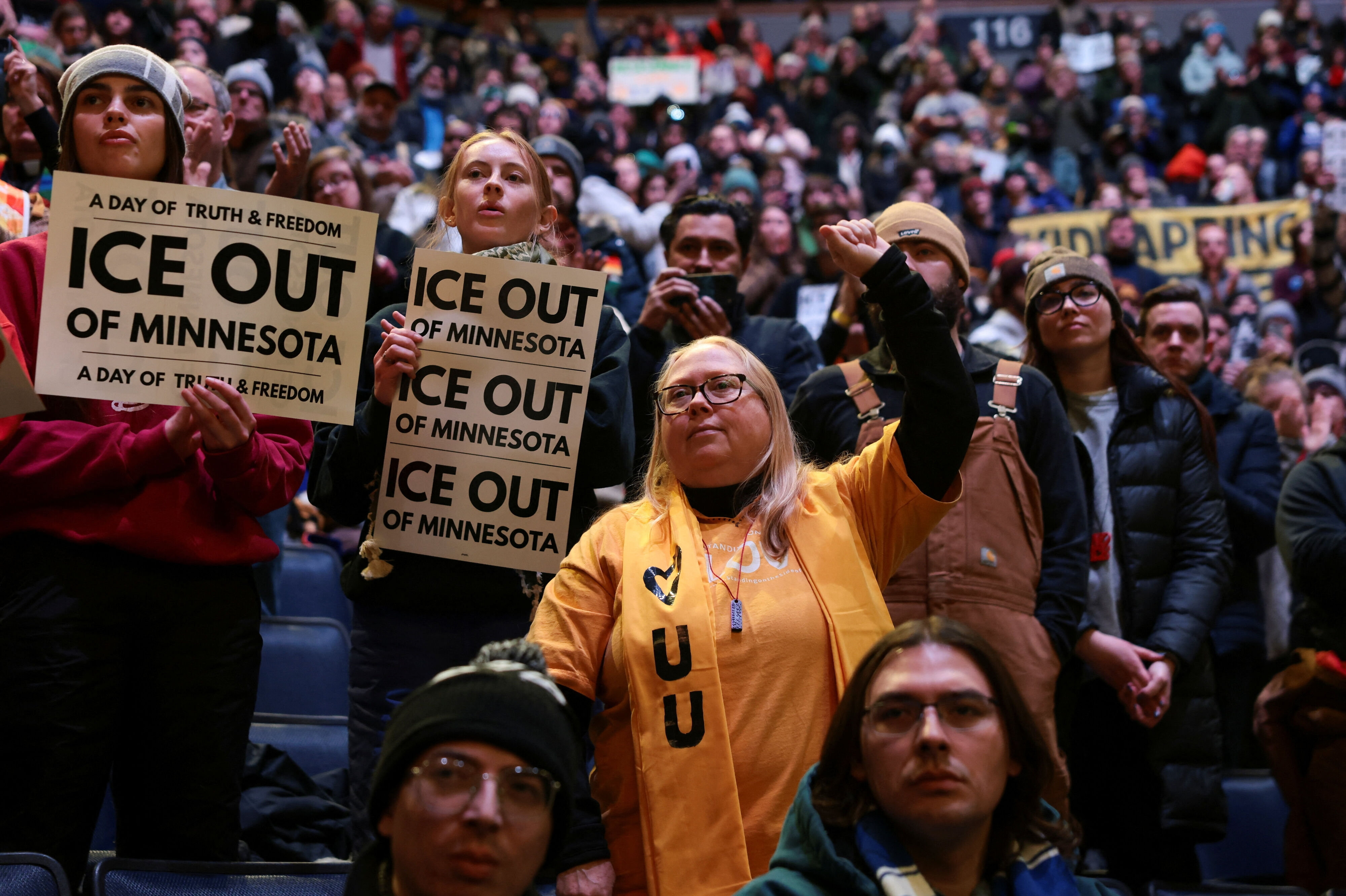 Demonstranter med skilte deltog fredag i demonstration mod ICE's tilstedeværelse i Minneapolis i Minnesota.