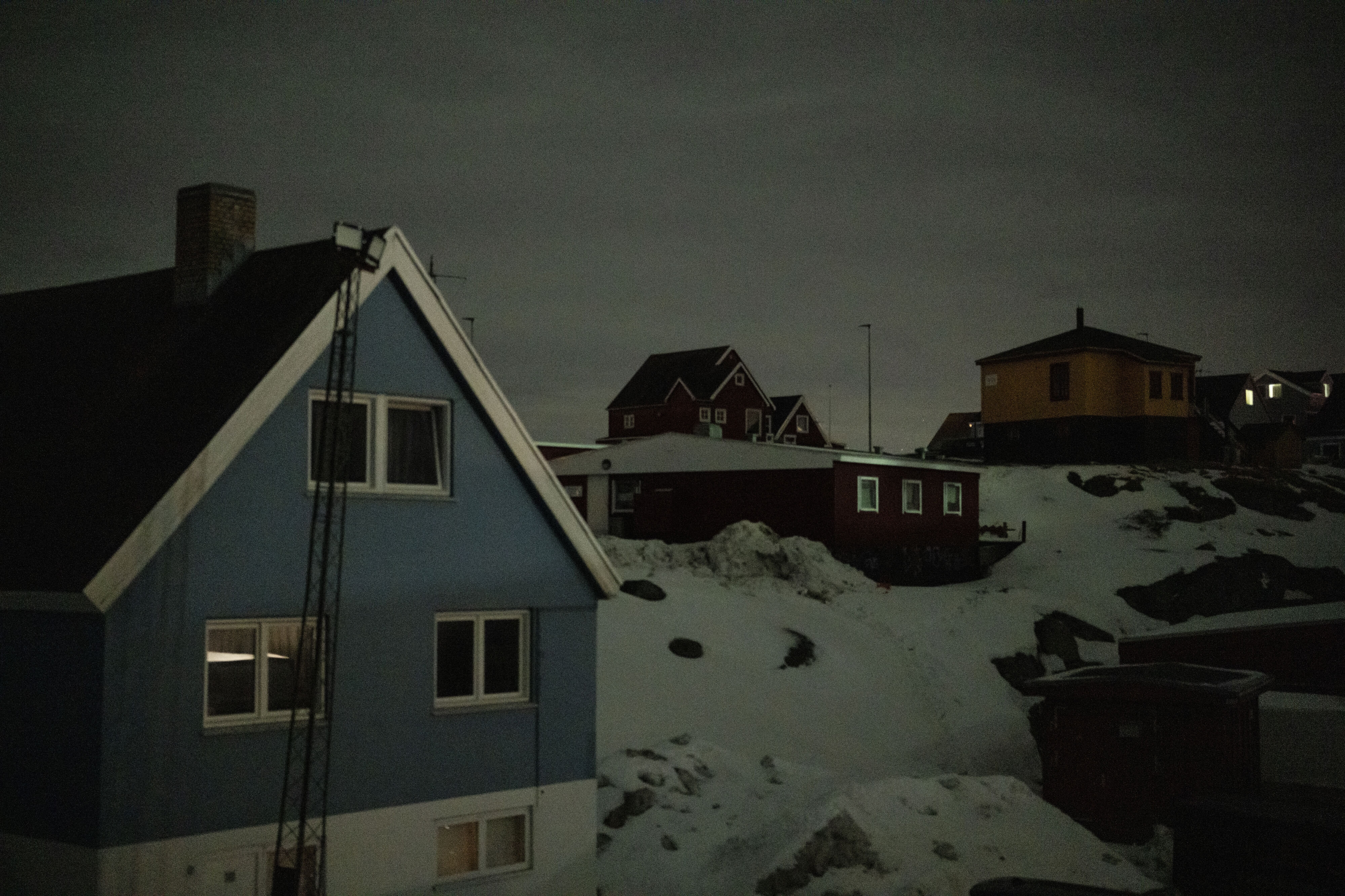 Strømmen gik natten til søndag gået i Grønlands hovedstad, Nuuk. Ifølge forsyningsselskab skyldtes det fejl på en transmissionslinje.
