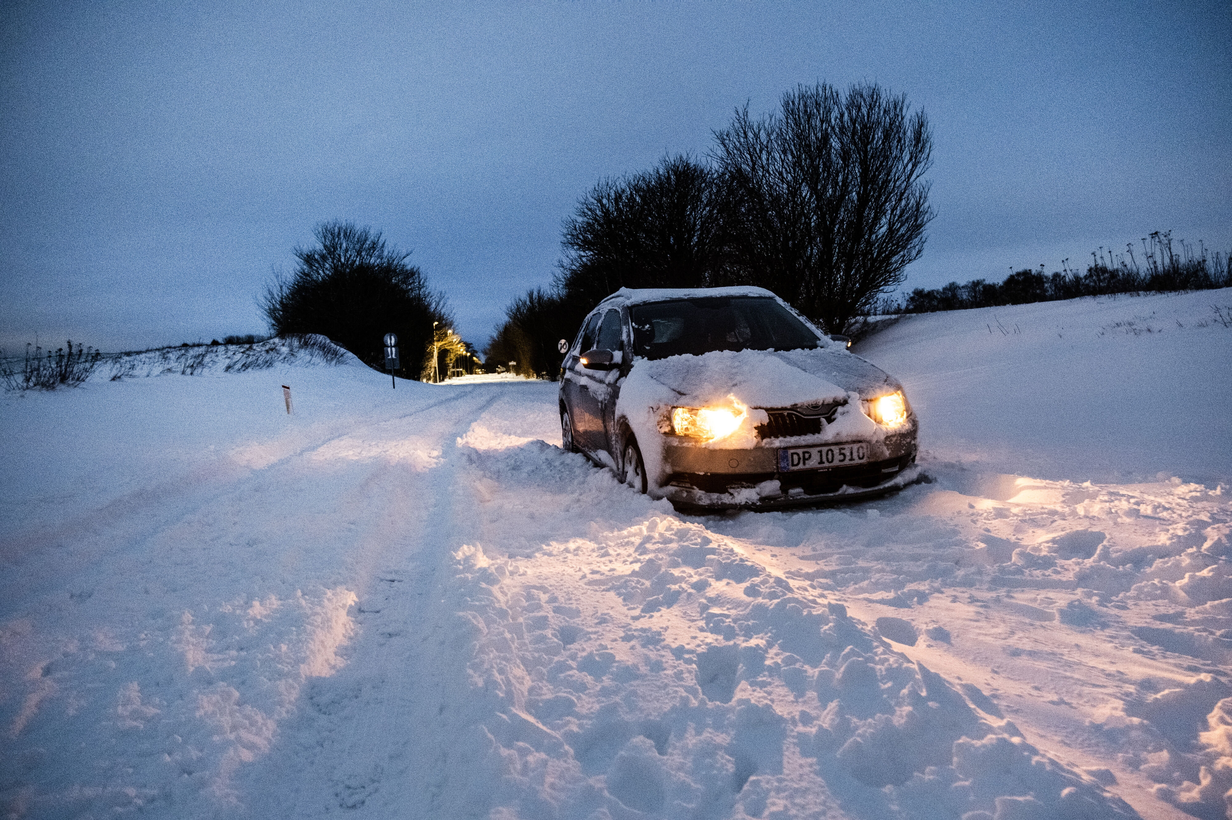 Et nyt snevejr kan give udfordringer i trafikken mandag, advarer forsikringsselskaber. Ifølge DMI kan der i den østlige del af landet lokalt falde op til 20 centimeter sne mandag. (Arkivfoto).
