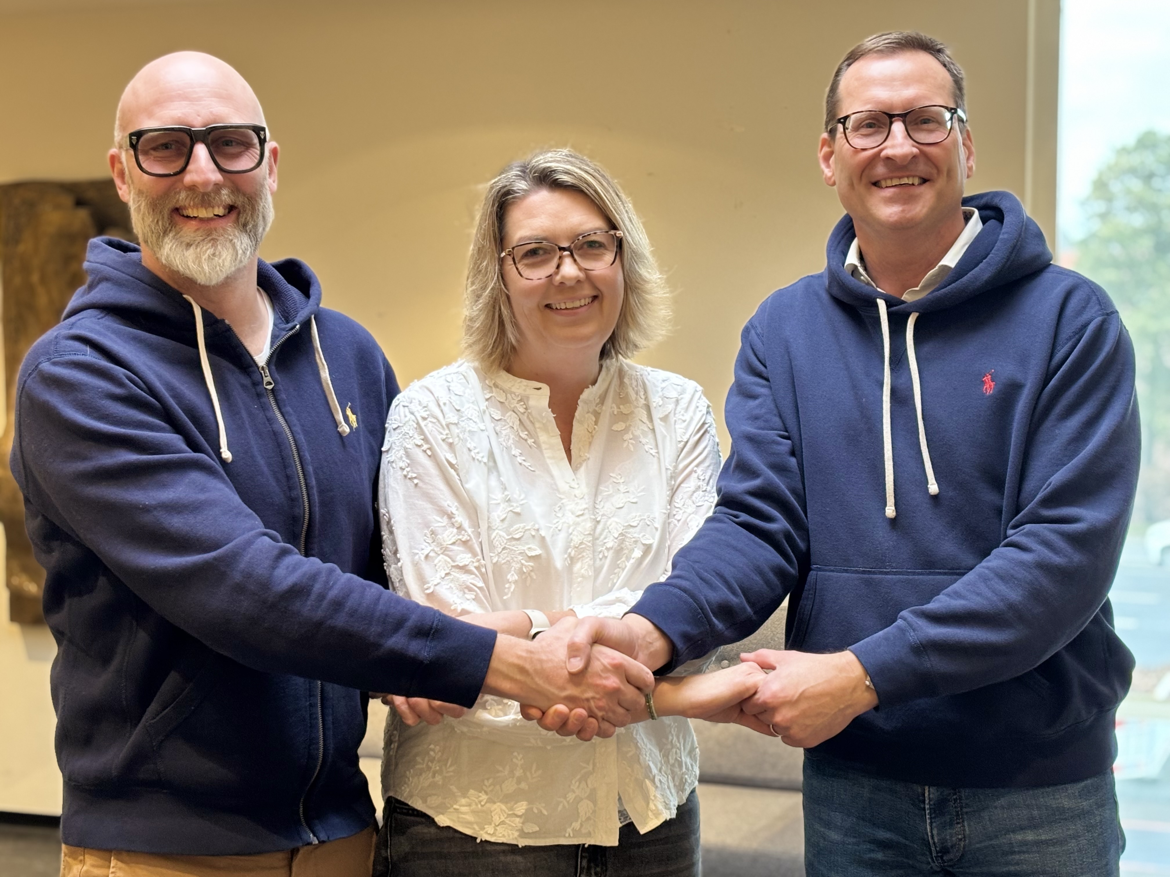 Forpersonerne i de tre svømmeforeninger, der nu har besluttet at fusionere. Fra venstre er det Mads Peters fra Sigma SWIM i Birkerød, Louise Krag Andersen fra SiGMA SWIM Allerød og Niels Christian Andersen fra Søllerød Svømmeklub.