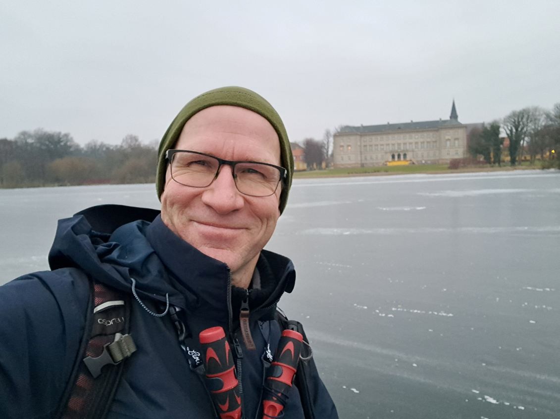 Jakob Meibom er isinspektor på Sorø Sø. Når han er ude for at måle istykkelsen, bærer han altid sine issyle omkring halsen.