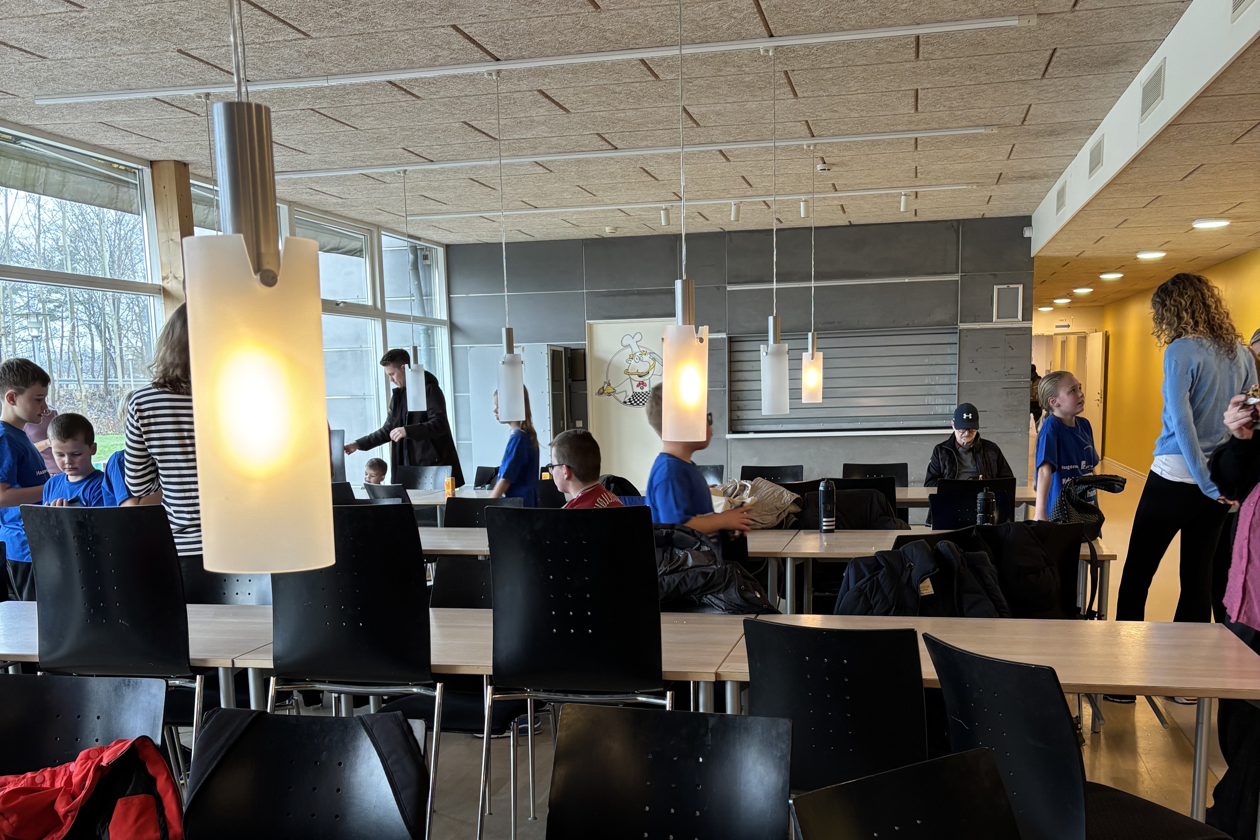 Der var mange mennesker i caféområdet, men ingen til at betjene dem.