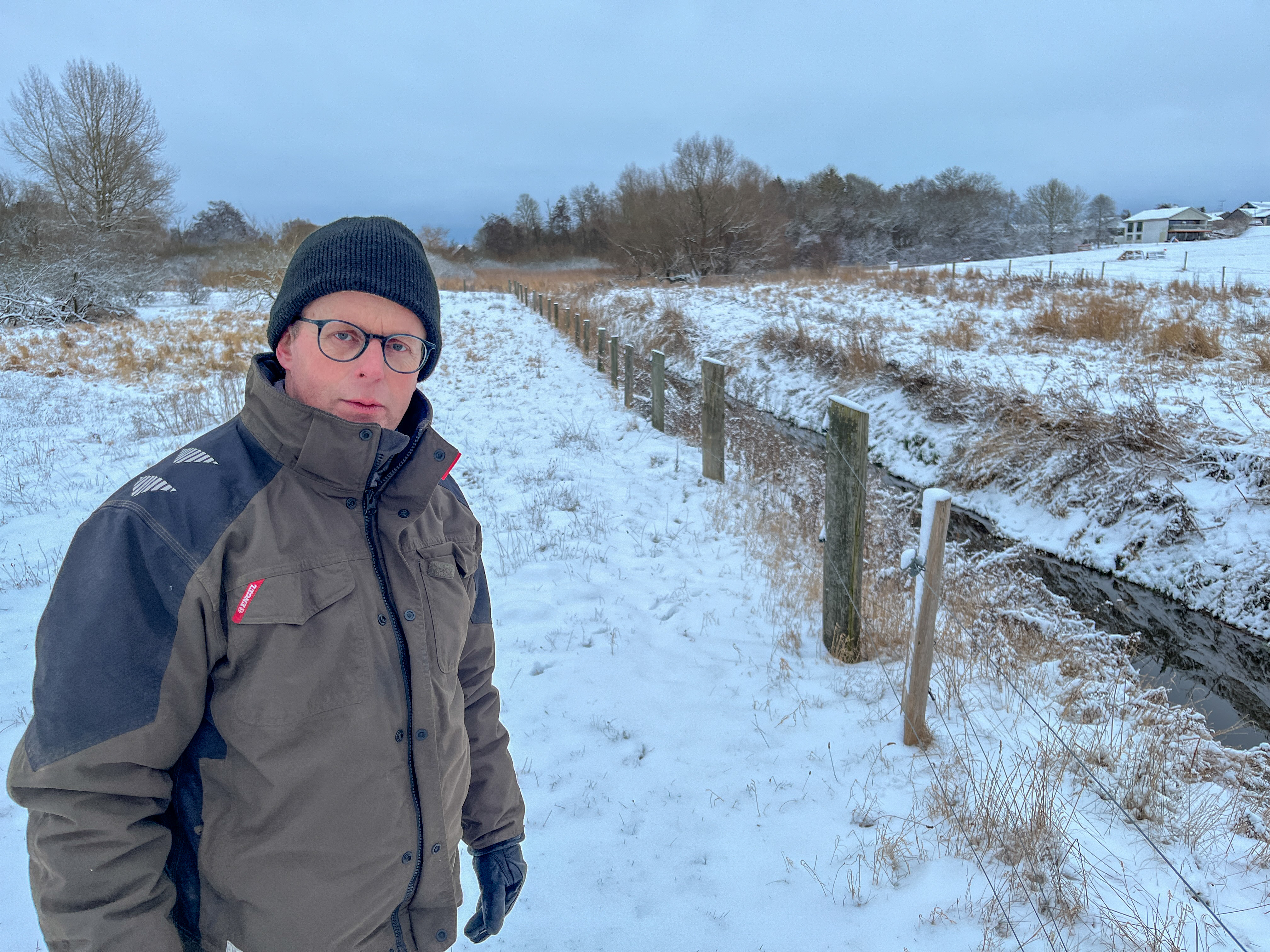 Ole Christiansen ejer 12 hektar jord i Ramsødalen. De skal afgræsses, men det kan ikke lade sig gøre, fordi åen og søen er stærkt forurenet med PFAS og PFOS.