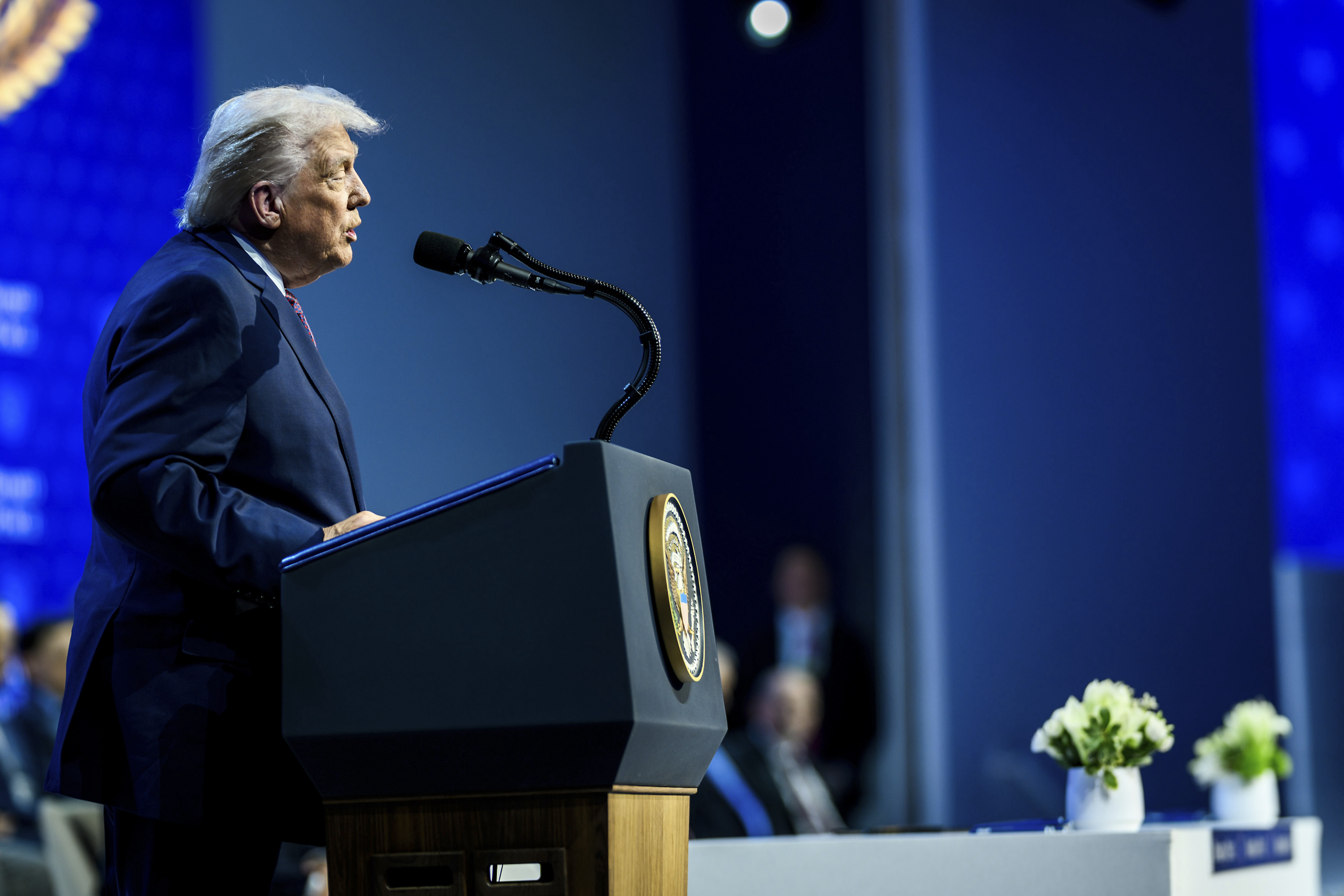Den amerikanske præsident Donald Trumps mange meldinger i forskellige retninger får storbank til at trække i håndbremsen. Her ses Trump under sin deltagelse ved det internationale topmøde i Davos, Schweiz.