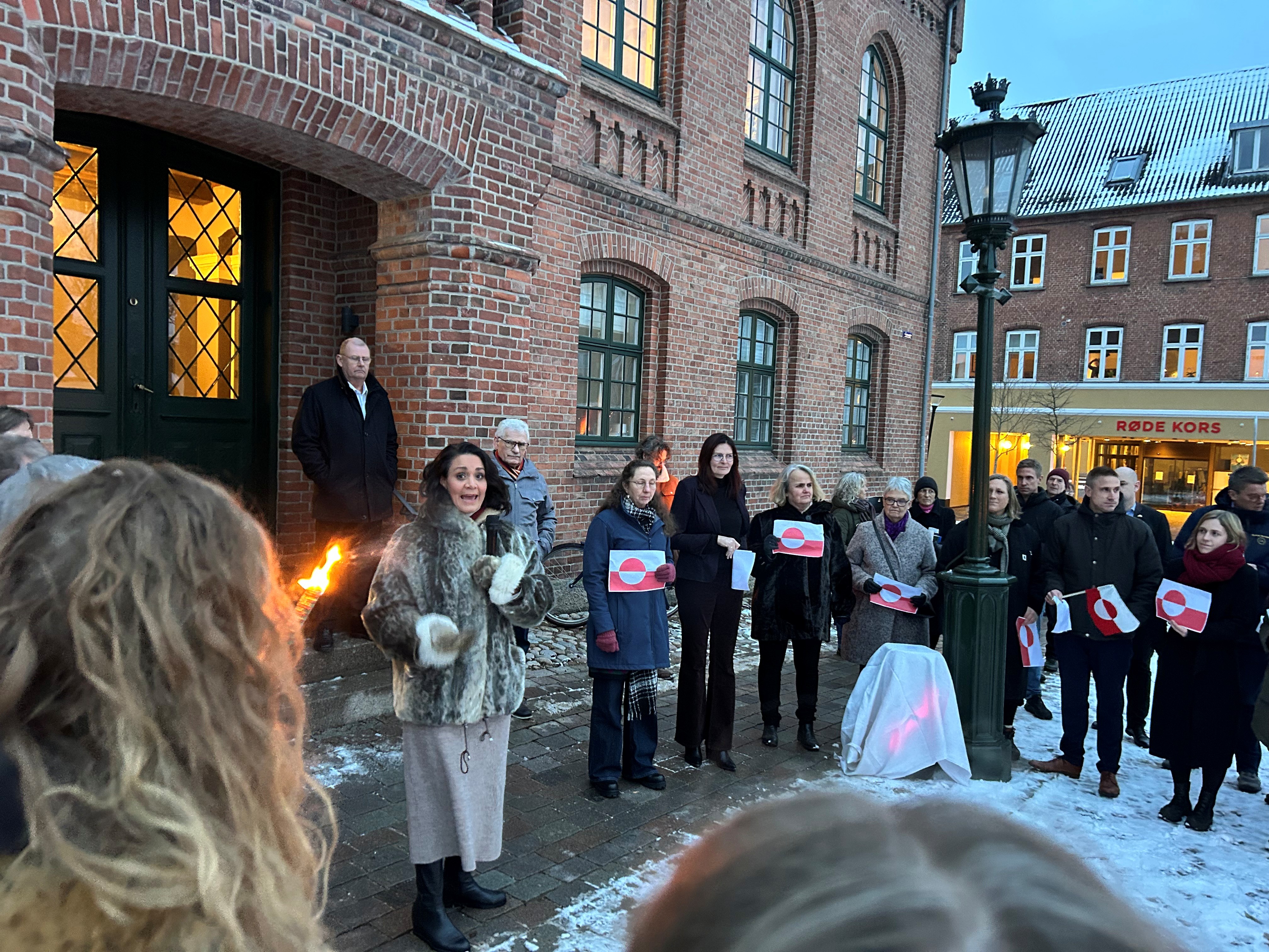 - Jo mere I prøver at tryne os, jo højere råber vi verden op, sagde Julie Rademacher med hævet stemme.