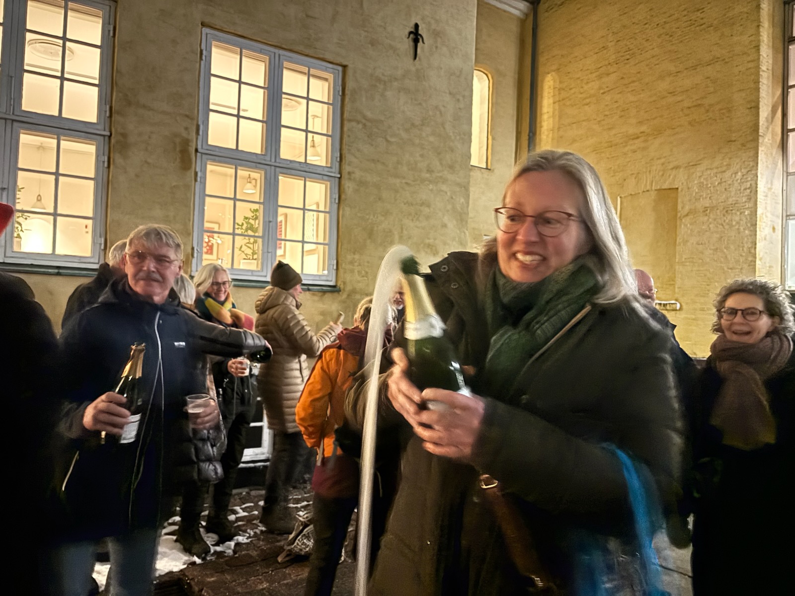 Randi Lintrup poppede sin champagne med et kæmpe smil - halvandet års kamp er vel overstået.