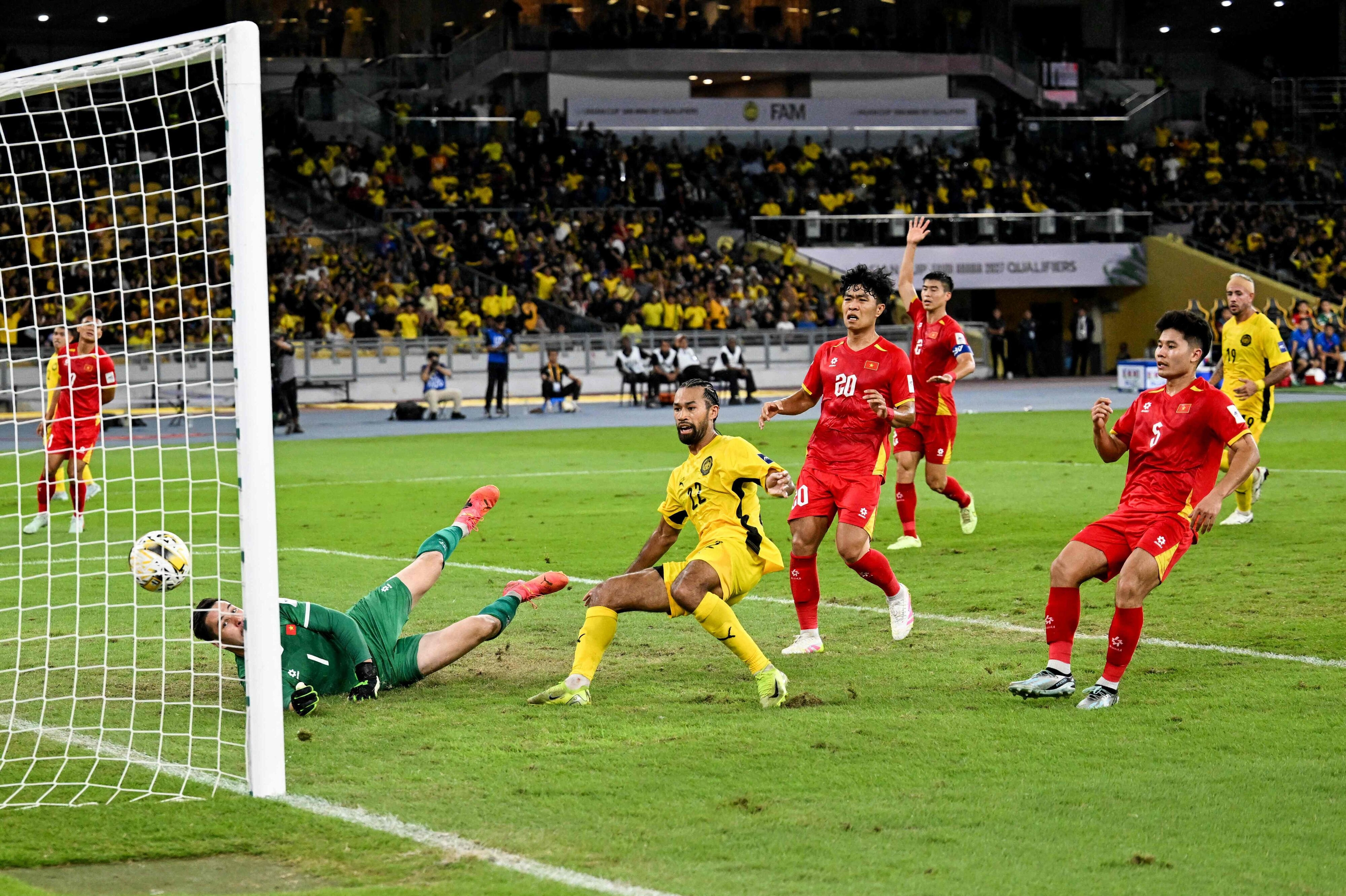 I juni sidste år vandt de gulklædte malaysiske spillere 4-0 over Vietnam i en kvalifikationskamp til Asian Cup, men syv af Malaysias spillere burde ikke have været på banen. (Arkivfoto).