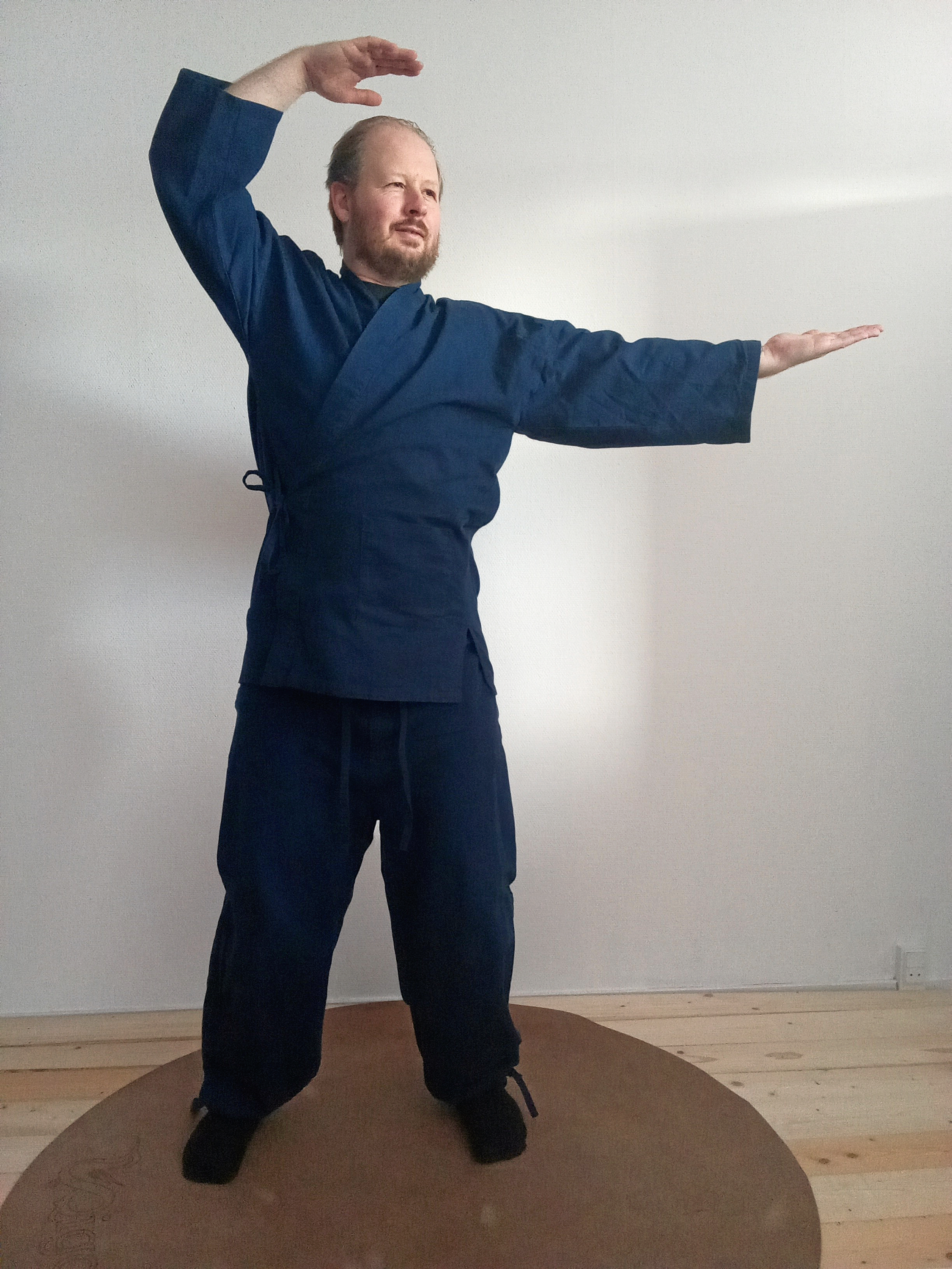 Johan Vedel, der er MA, KranioSakral behandler og certificeret instruktør i Qigong, står for undervisningen.