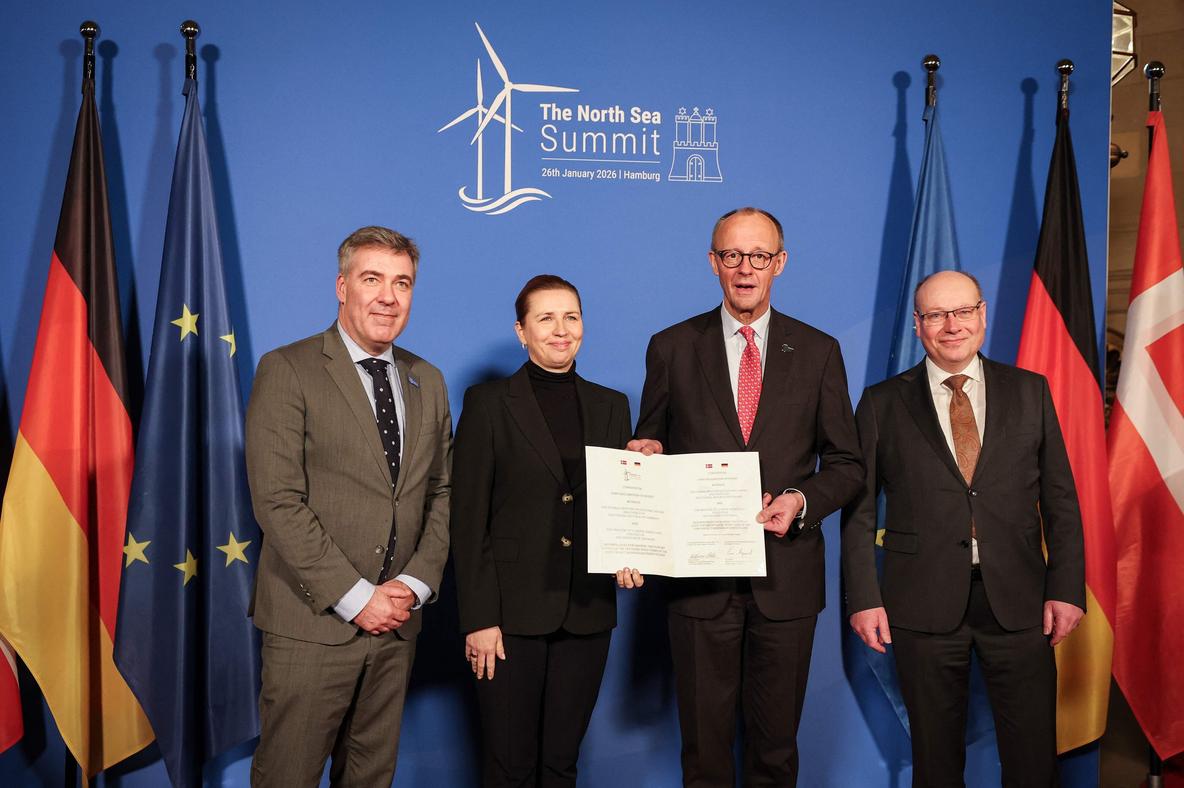 Klimaminister Lars Aagaard (M) og statsminister Mette Frederiksen (S) kunne præsentere en aftale med Tyskland om at dele omkostningerne til Energiø Bornholm på et energitopmøde i Hamburg, mandag den 26. januar 2026. (Arkivfoto).