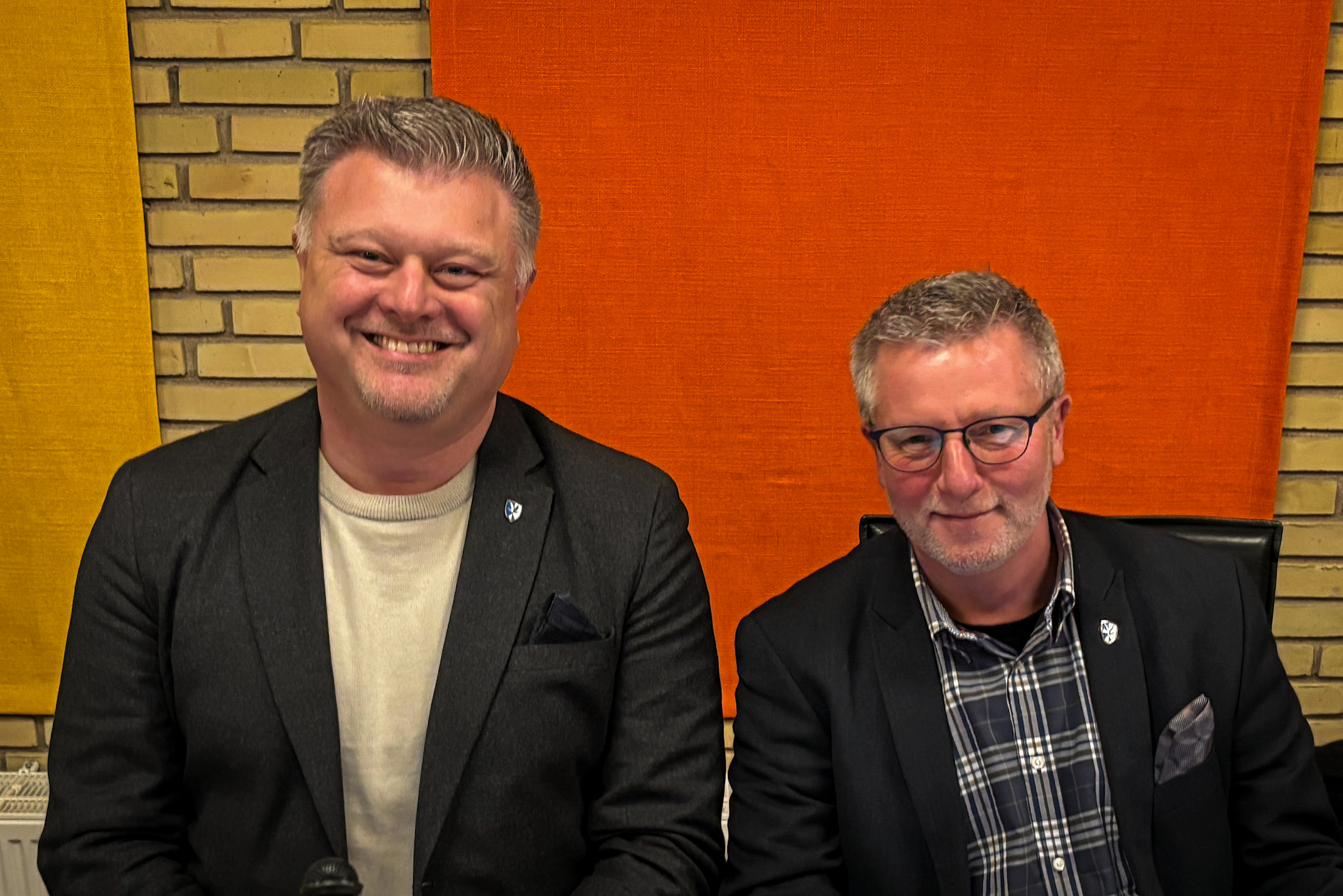 Søren Hansen (tv.) og Kim Steen Jørgensen har faste pladser ved siden af hinanden i byrådssalen.