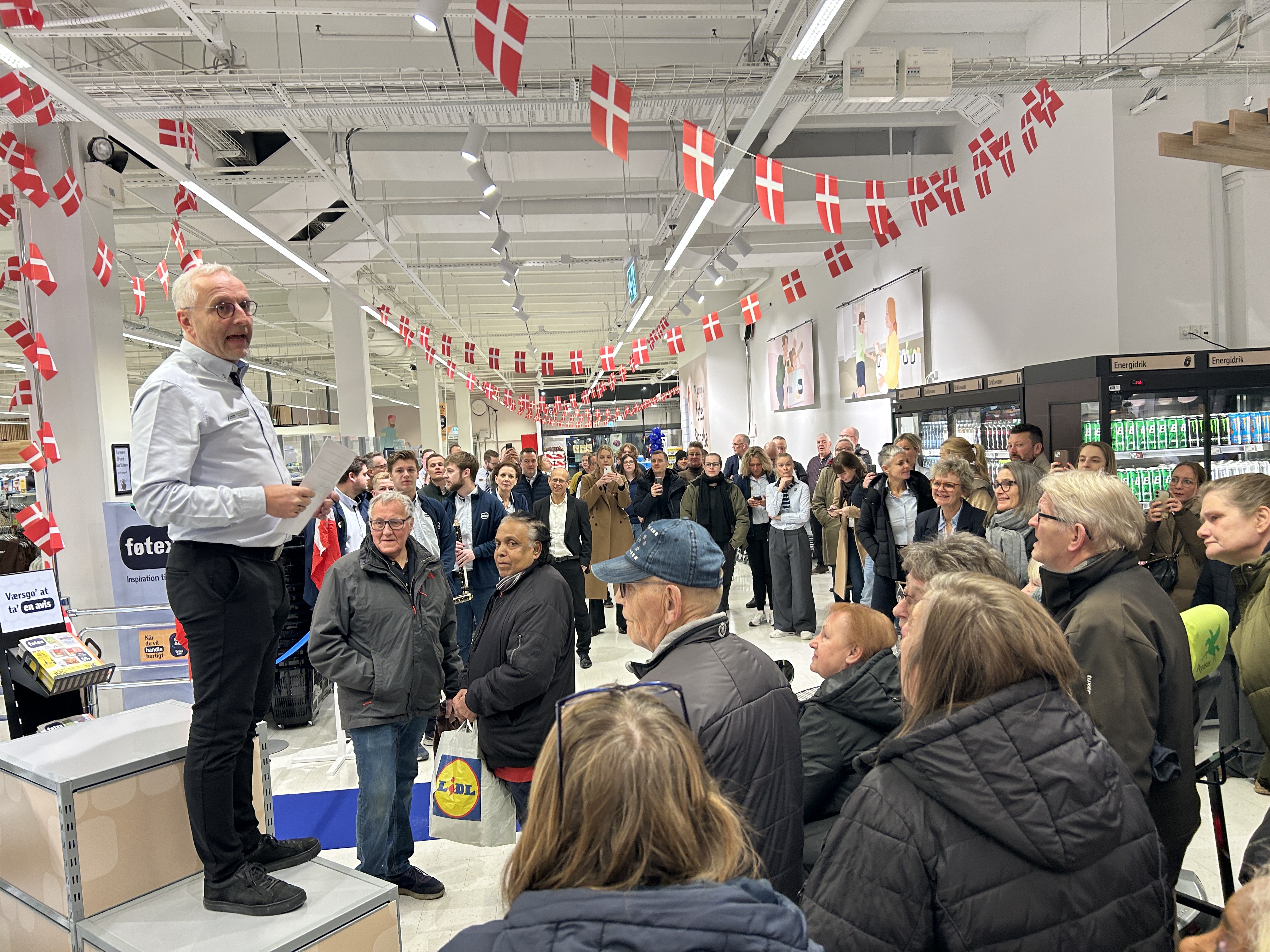 Varehuschef Johannes Andresen bød velkommen til de mange morgenfriske kunder og samarbejdspartnere på åbningsdagen.