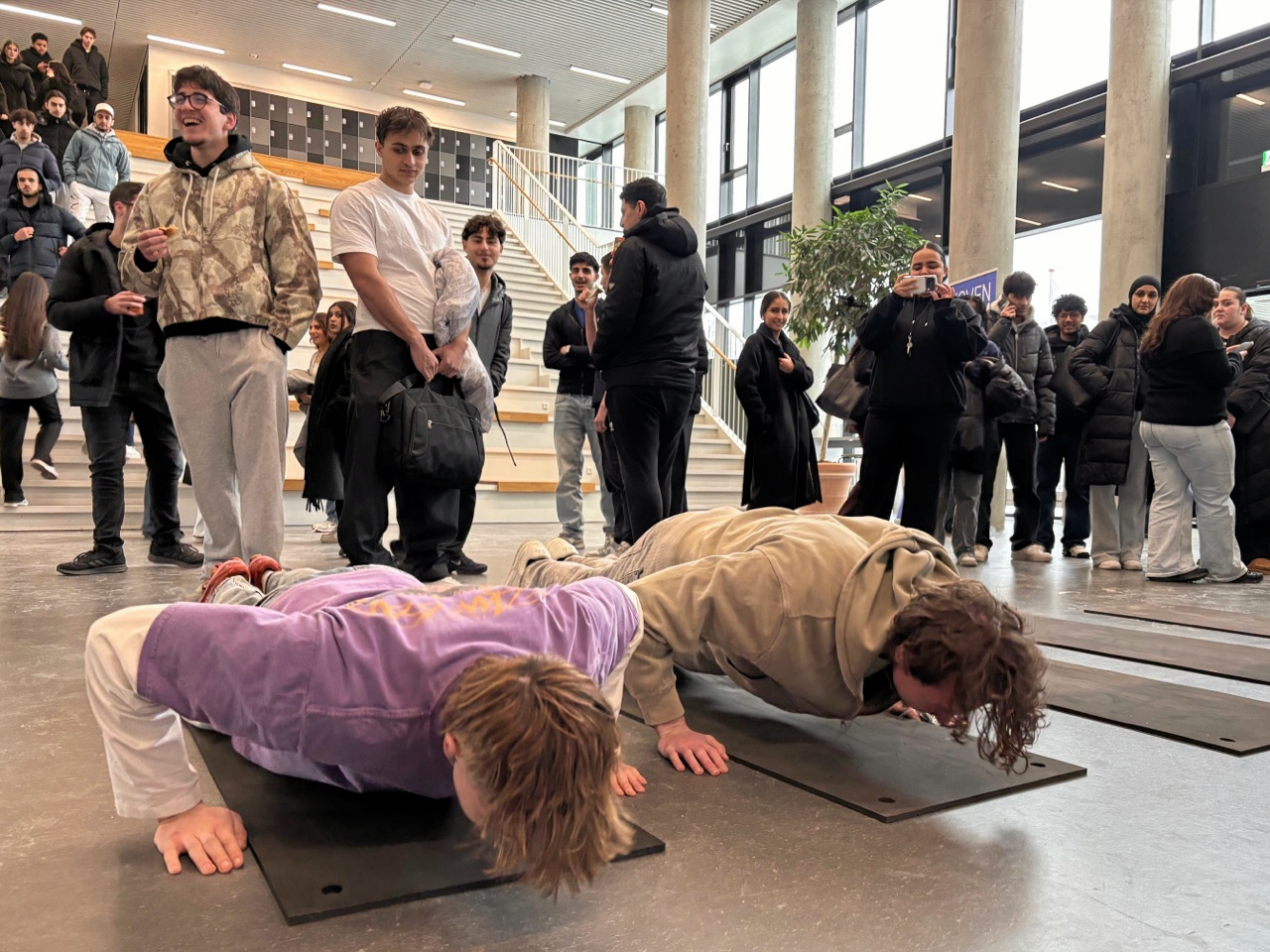 Elever fra Vestskoven Gymnasium har taget armbøjninger for at støtte Danmarks Indsamlingen.