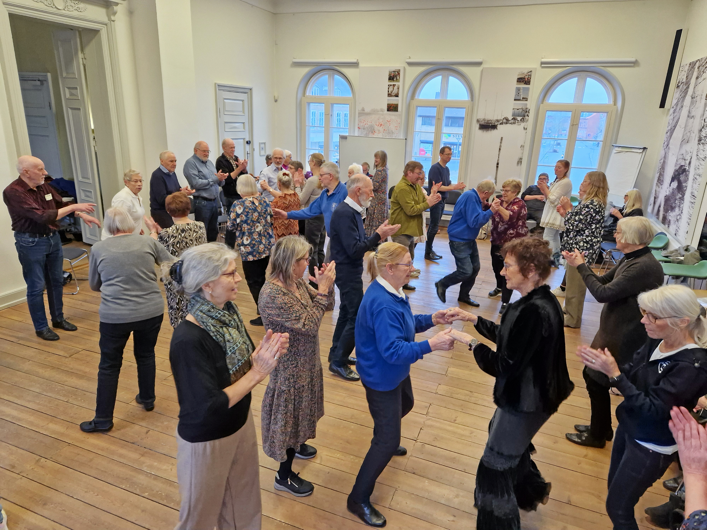 Der var gang i dansegulvet, da Stevns Folkedansere indtog Tinghuset i Store Heddinge. Nu fortsætter succesen.
