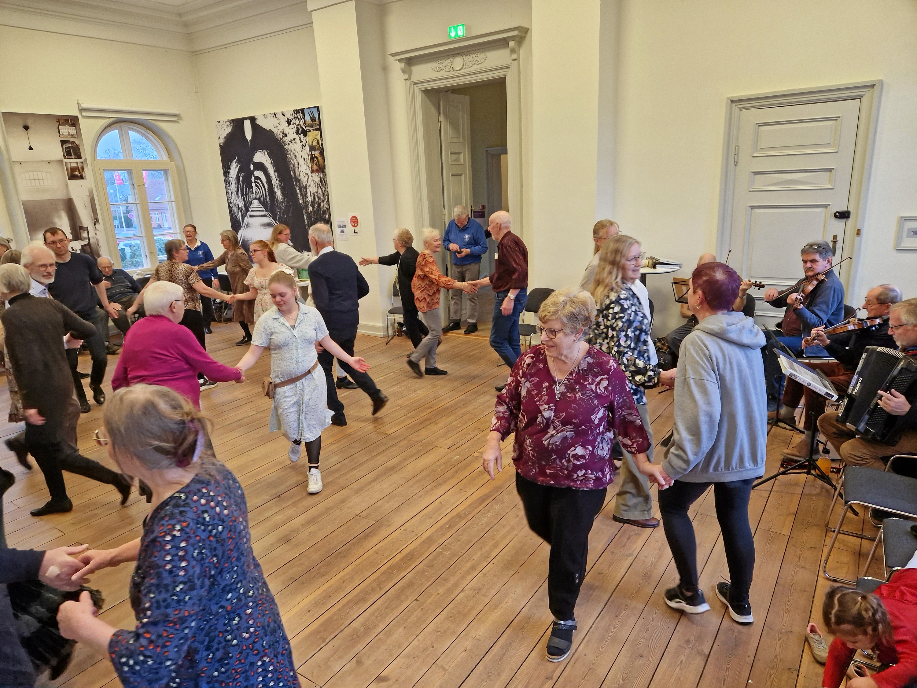 Stevns Folkedansere laver drop-in dans, så alle kan komme forbi uden forudgående tilmelding. - Stevns Folkedansere Stevns Folkedansere laver drop-in dans, så alle kan komme forbi uden forudgående tilmelding.