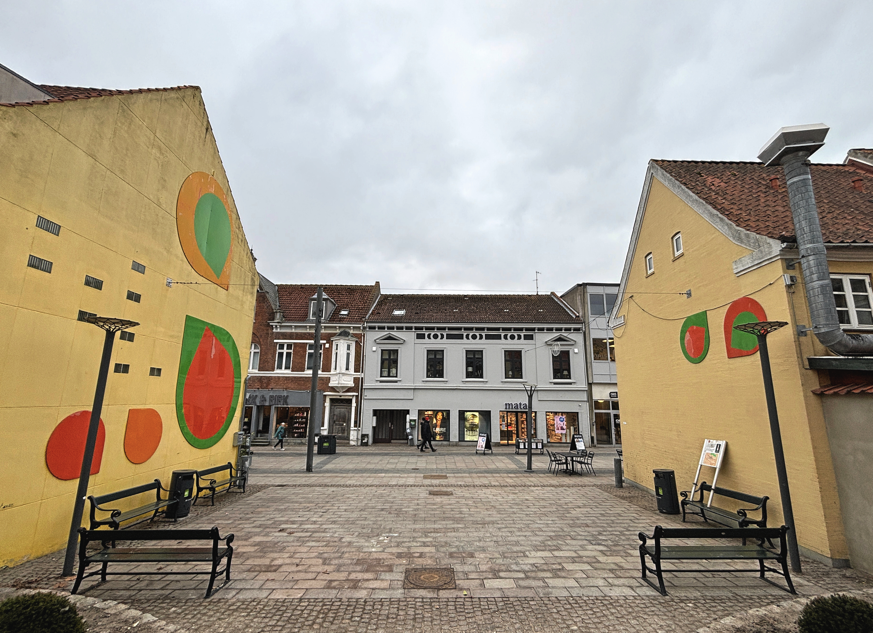 Kunstværket Sol over Solskinspladsen i Kordilgade i Kalundborg skal tages ned af de to gavle ved Solskinspladsen og sættes i kommunens depot. På gavlen til højre skal der laves et gavlmaleri med et af Gretes Balles værker.