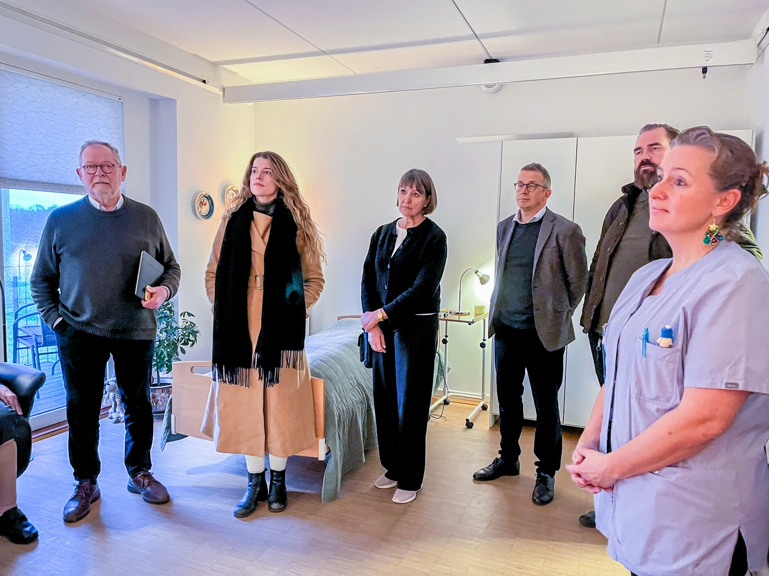 I december måned besøgte Social- og Seniorudvalget Louiselund Plejehjem for at få en præsentation af sensorteknologi og høre om erfaringerne fra medarbejdere, beboere og pårørende. - Presse I december måned besøgte Social- og Seniorudvalget Louiselund Plejehjem for at få en præsentation af sensorteknologi og høre om erfaringerne fra medarbejdere, beboere og pårørende.