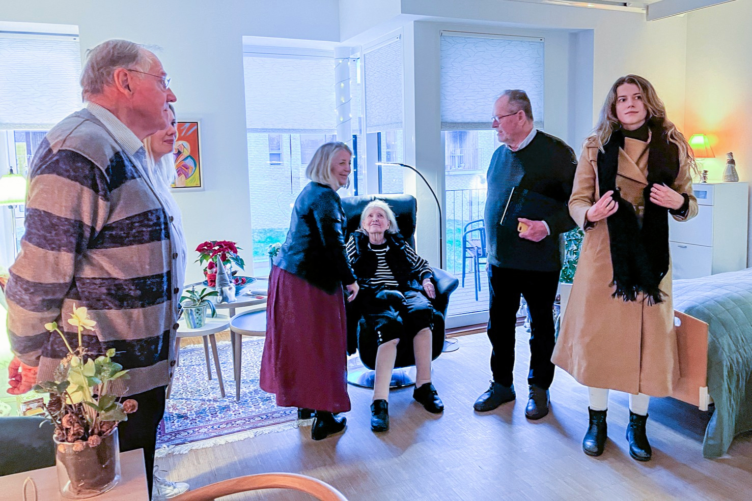 Hjørdis Madsen i stolen bor på Louiselund Plejehjem i Hørsholm, hvor man har testet den nye sensorteknologi med gode resultater. Her har hun besøg af det tidligere Social- og Seniorudvalg.
