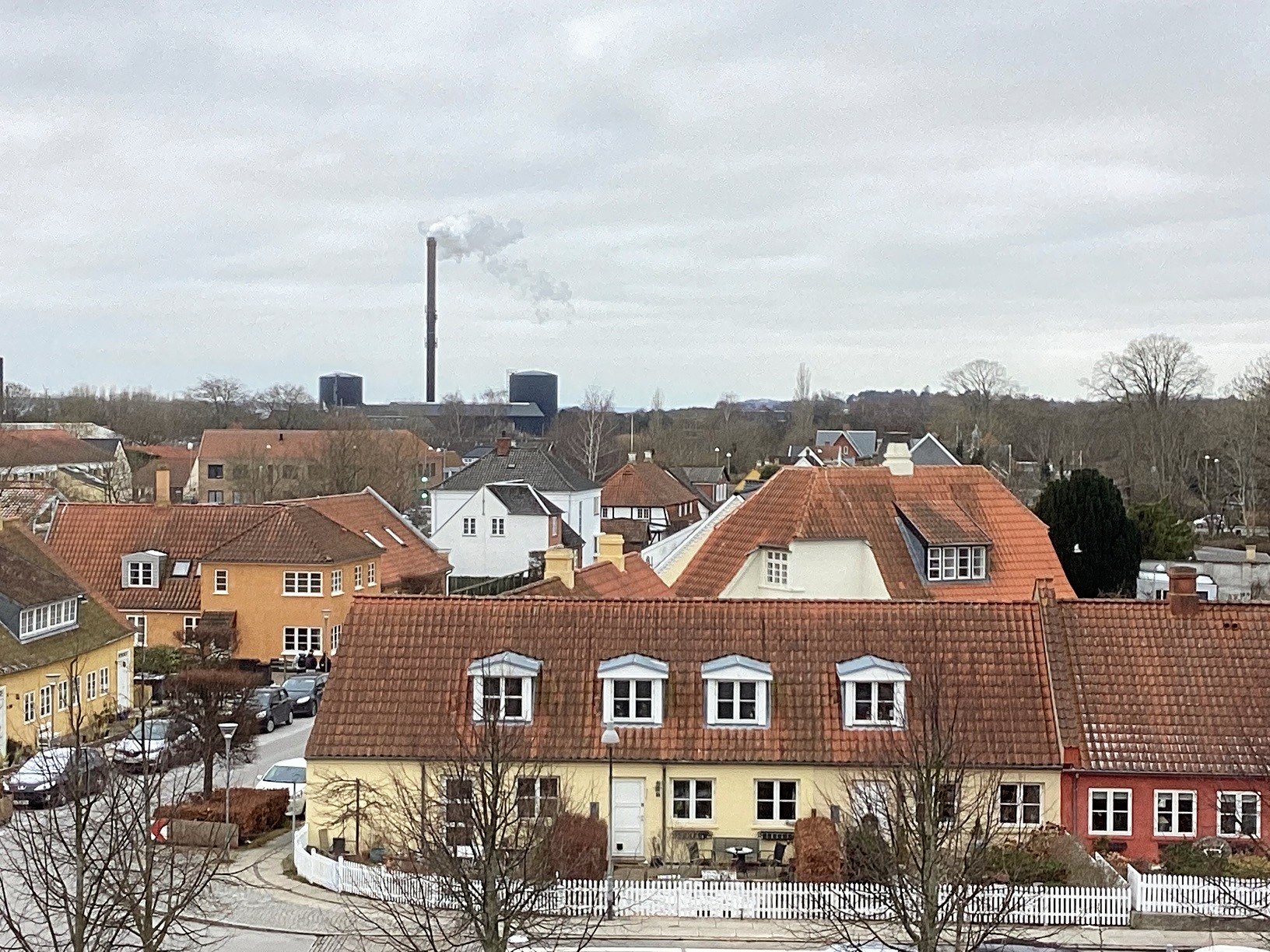 I horisonten kan man se varmeværkets to sorte tårne.