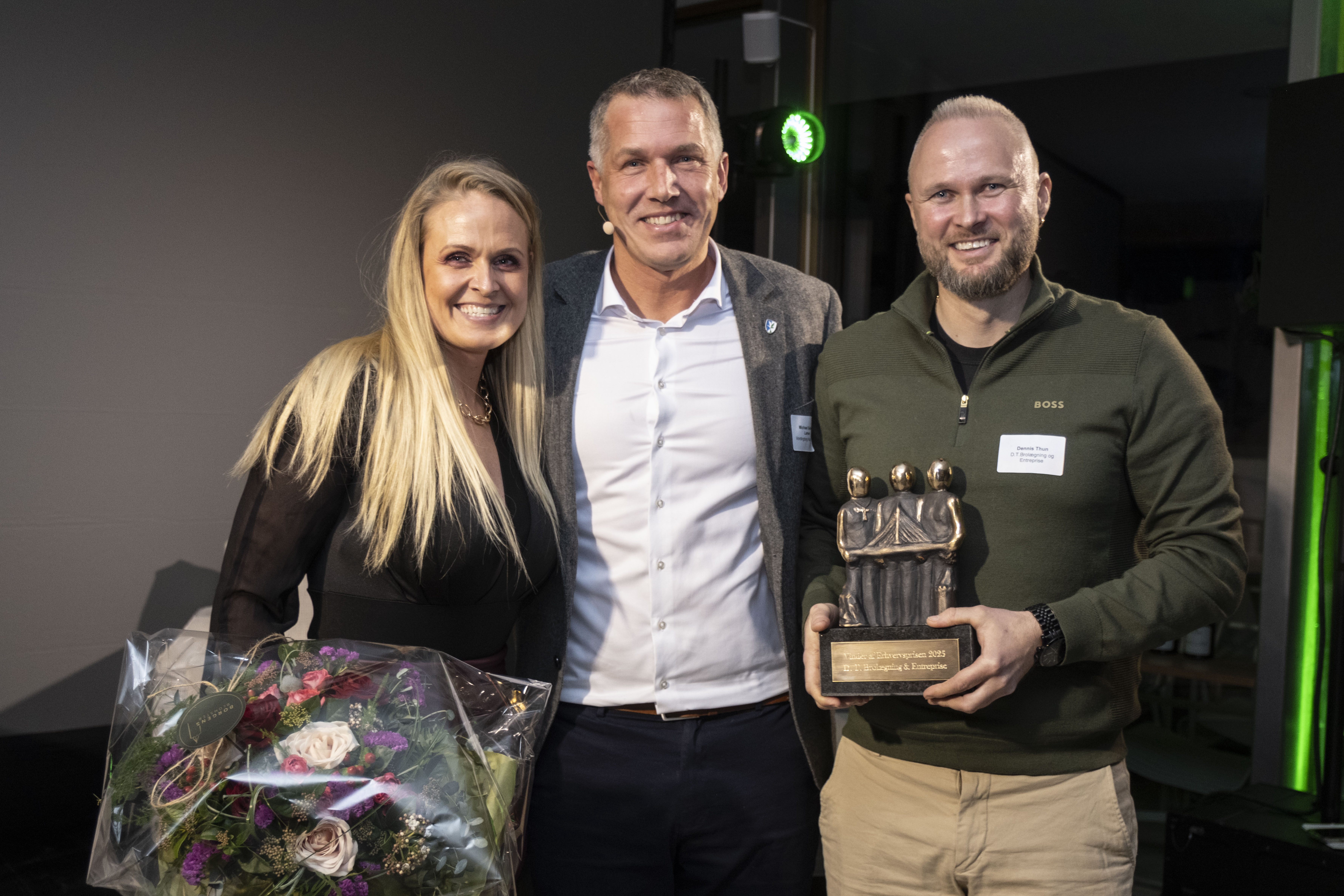 Helena og Dennis Thun har sammen med borgmester Michael Seiding Larsen (im.) de store smil fremme.