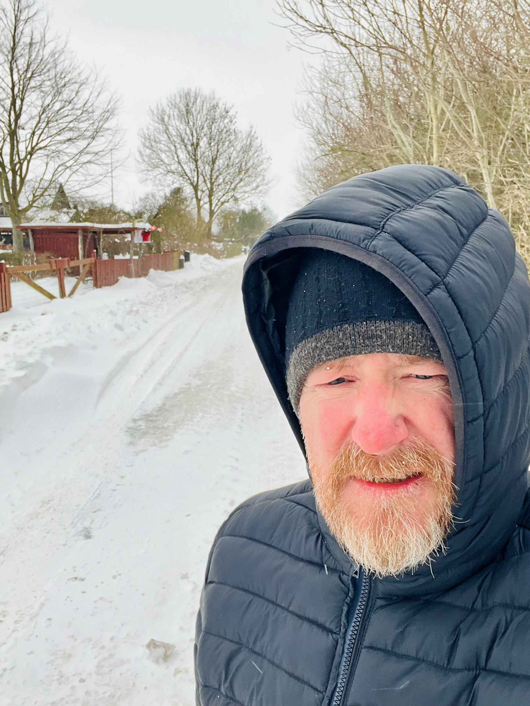 Rasmus Gregersen er frustreret over, at han to gange i løbet af denne uge har været sneet inde.