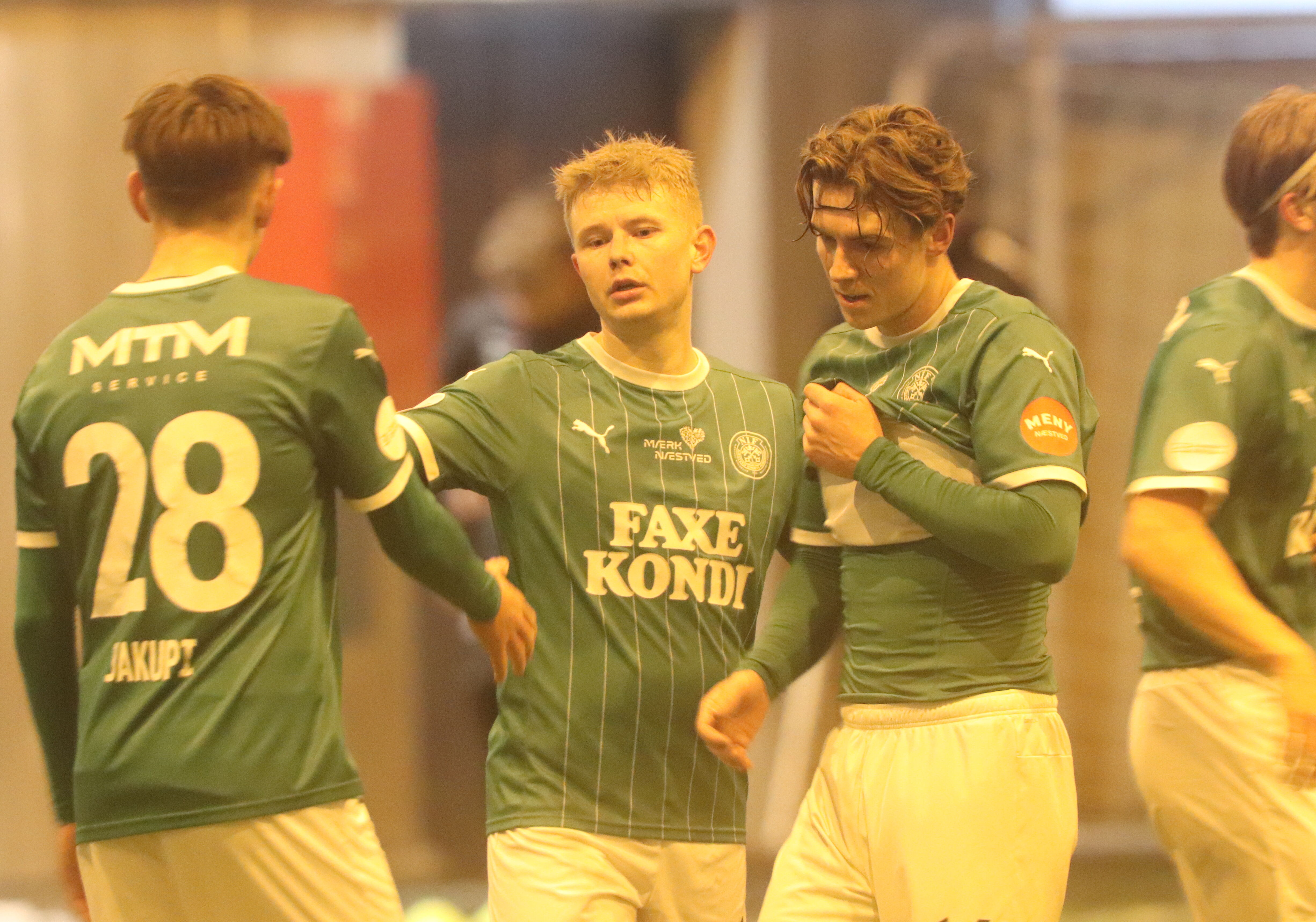 Mathias Kisum (i midten) viste sig torsdag flot frem i Storhallen i testkampen mod Nykøbing FC.