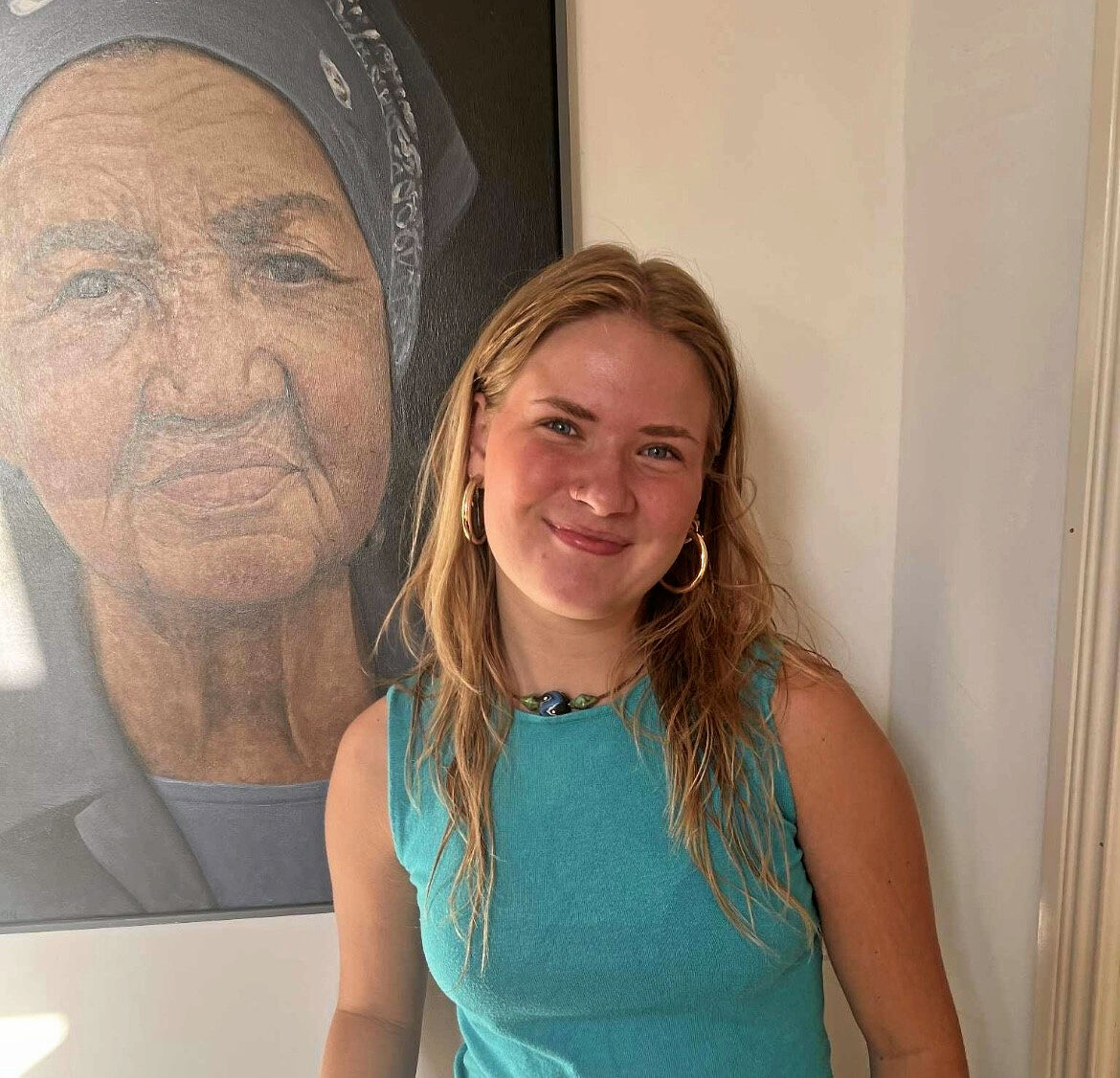 20-årige Vigga Bentz fra Næstved Gymnasium står blandt andre bag mikrofonen til Danmarks Indsamling, som bliver sendt live fra Arena Næstved på DR1.