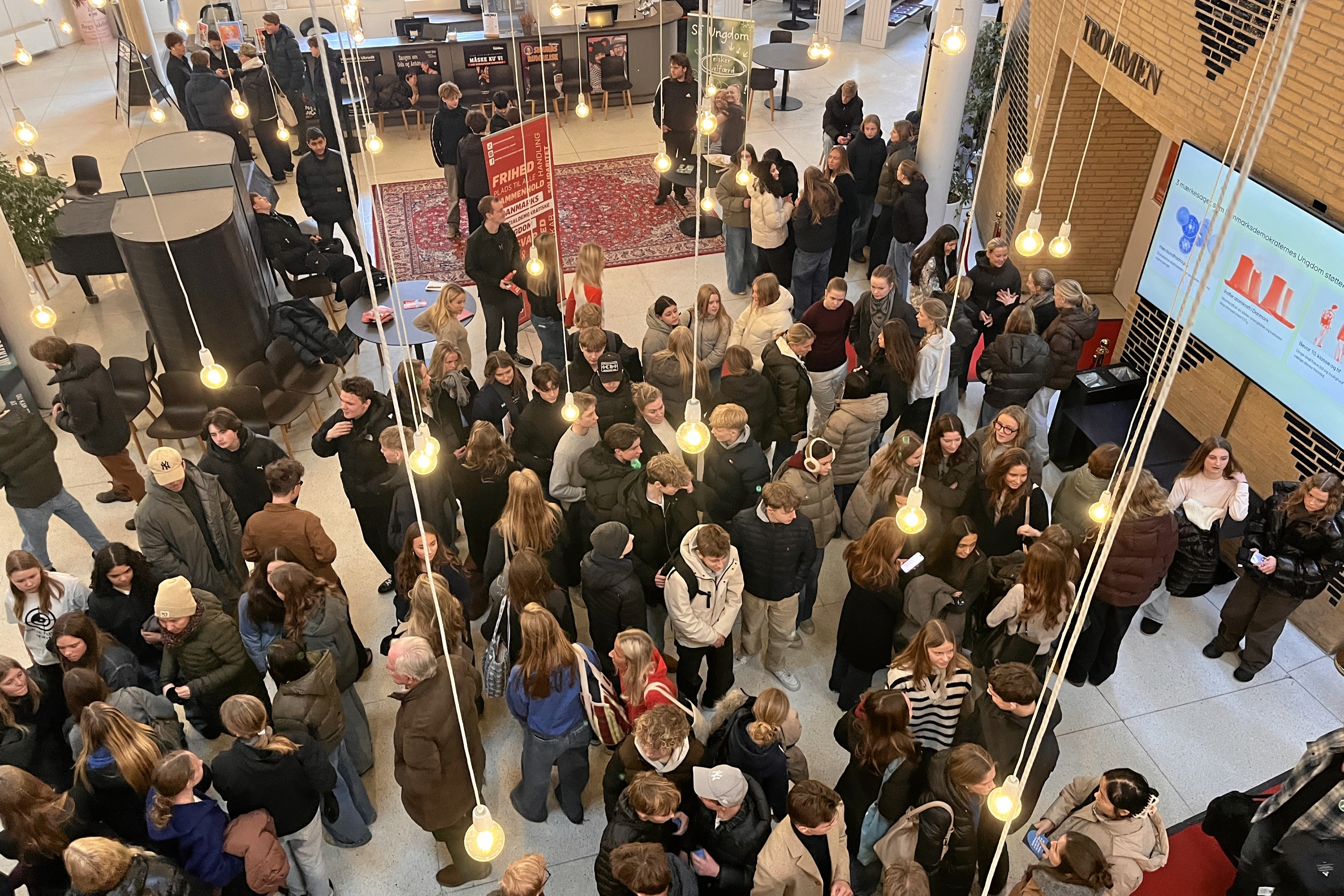 Den politiske markedsplads i Kulturhus Trommen forud for årets skolevalg i Hørsholm, som blev afholdt torsdag. - Presse Den politiske markedsplads i Kulturhus Trommen forud for årets skolevalg i Hørsholm, som blev afholdt torsdag.