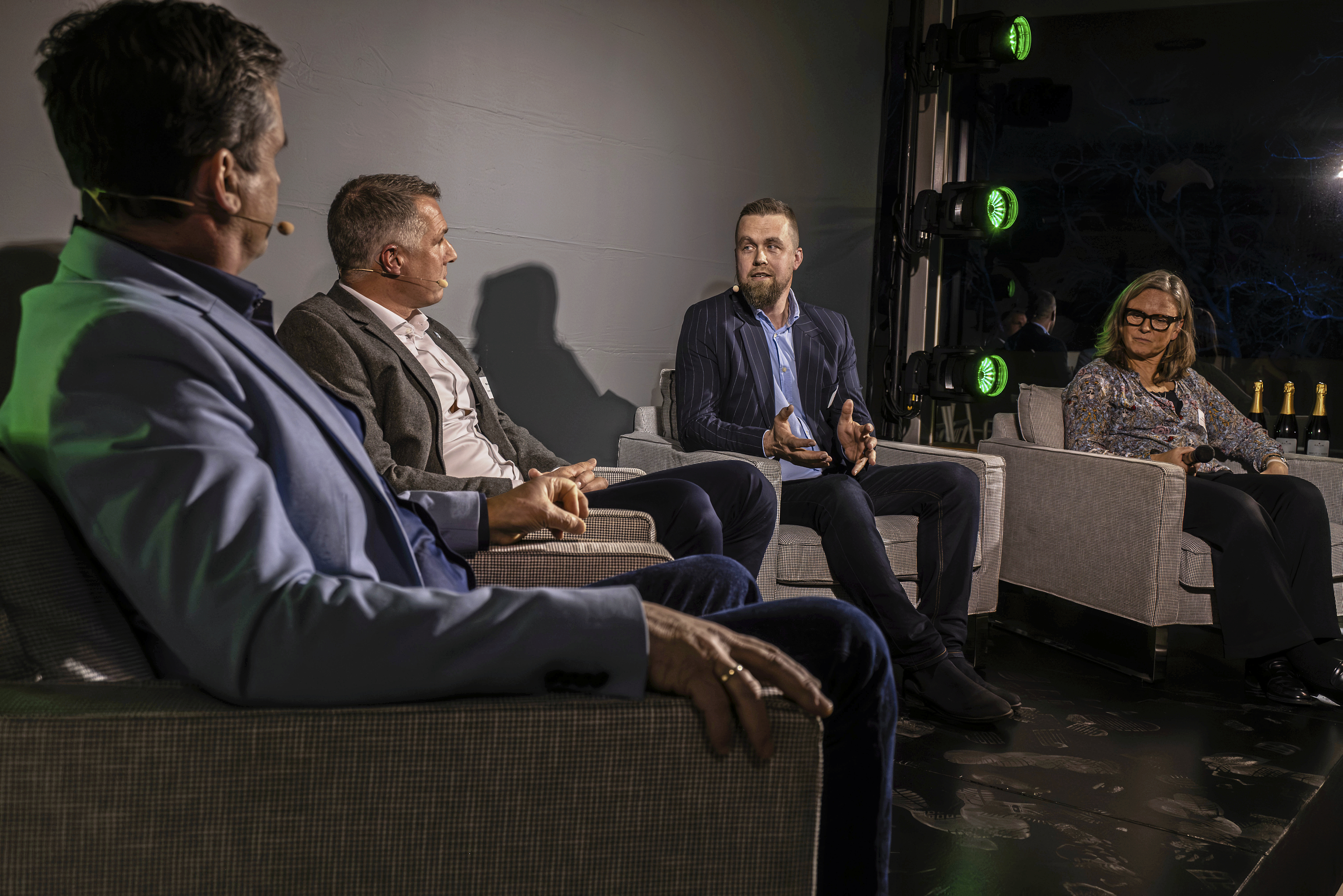 Erhvervslivets rammevilkår var i centrum til prisfest. På billedet til en paneldebat ses fra venstre havenedirektør Jan-Jaap Cramer, borgmester Michael Seiding Larsen, elektriker Lars Bang og Helene Urth, der er direktør for Business Vordingborg.