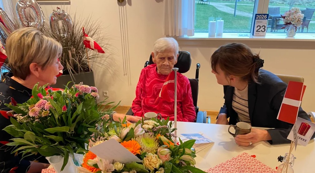 Fødselar Anni Jacobsen flankeret af datteren Jane og borgmester Benedikte Kiær.