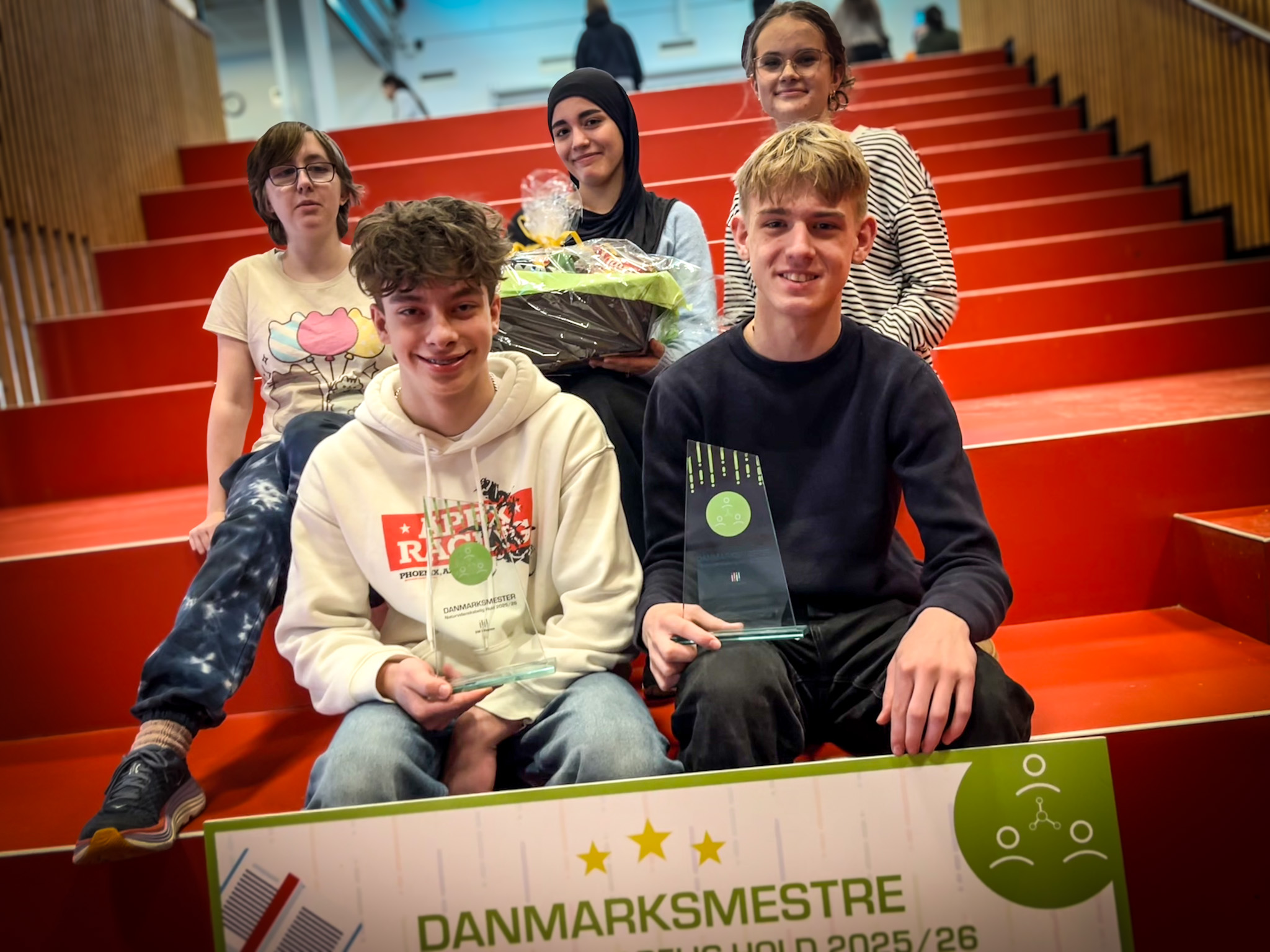 Forrest: Bertram Trygvi Ting Korre og Asbjørn Roholt. Bagest Cecilia Gydemand, Nisa Simsek og Eva Lindvig - alle fra 8GG og holdet, der vandt guld til DM i fagene.