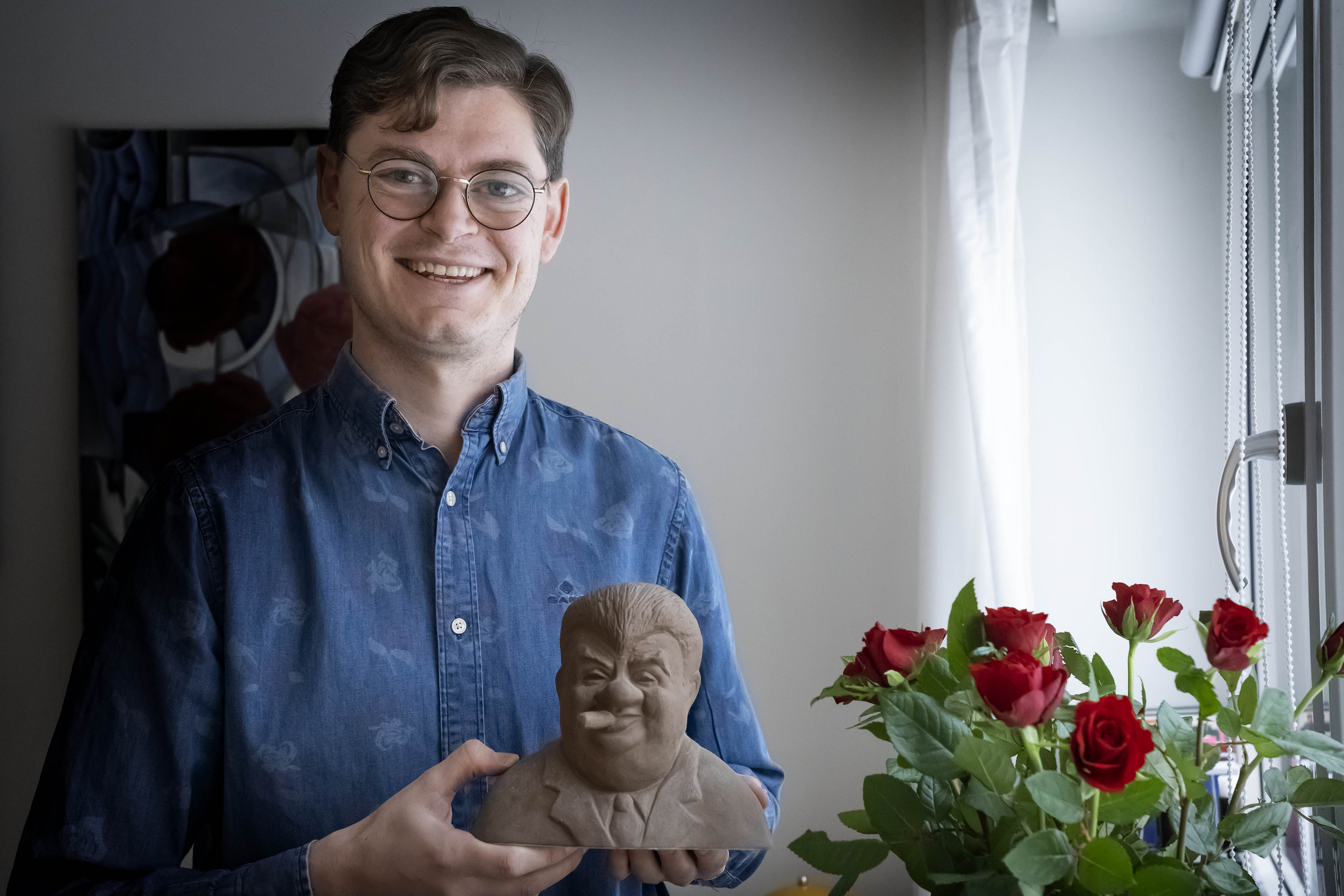 Martin Hækkerup er født Uhrenholt i en arbejderfamilie i Sønderjylland, men er nu blevet en del af historien om den politiske Hækkerupfamilie, der har sat præg på dansk politik i generationer.