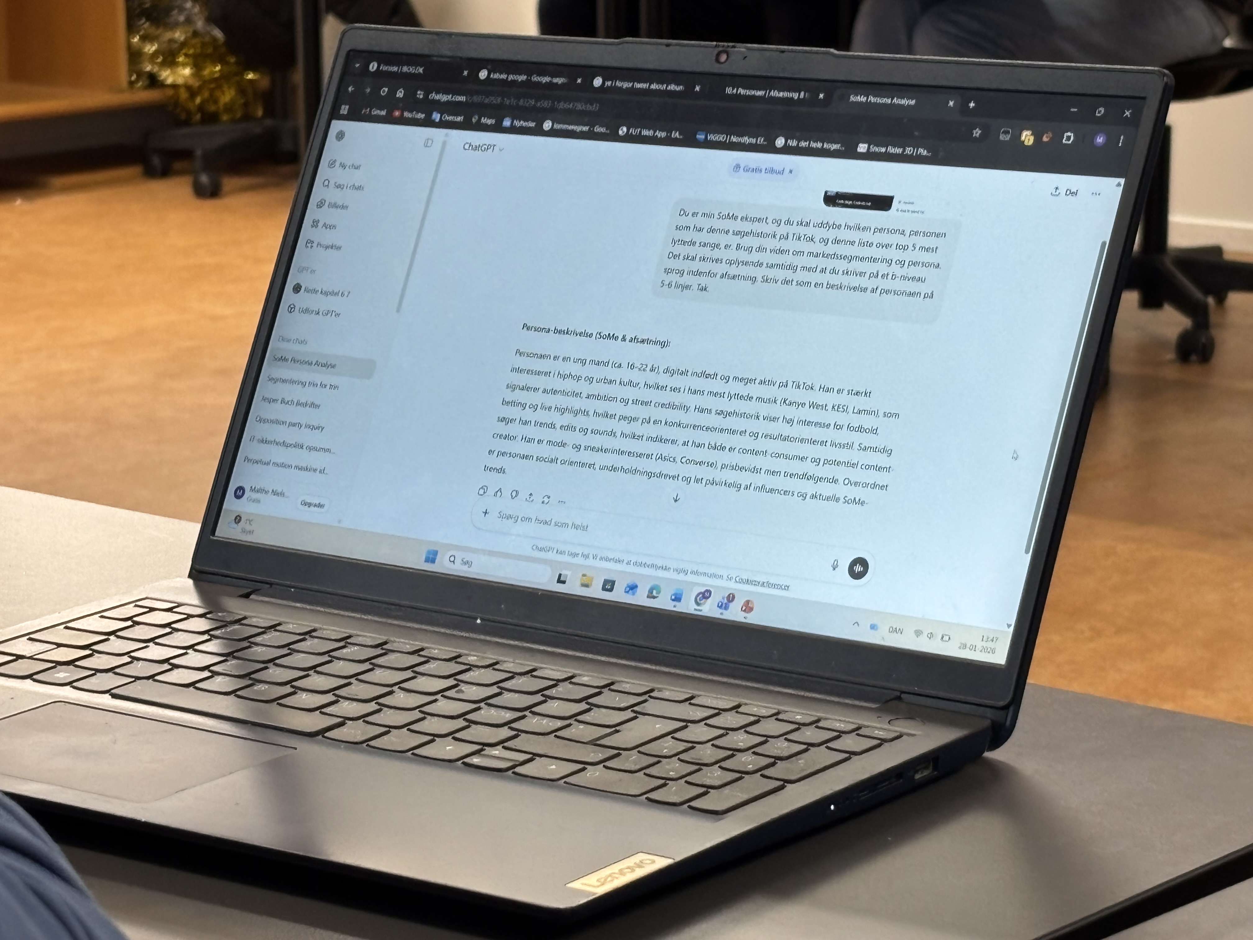 Strategien er bygget op omkring Børne- og Undervisningsministeriets “Anbefalinger om brug af generativ AI i undervisningen” og EU's AI-forordning.