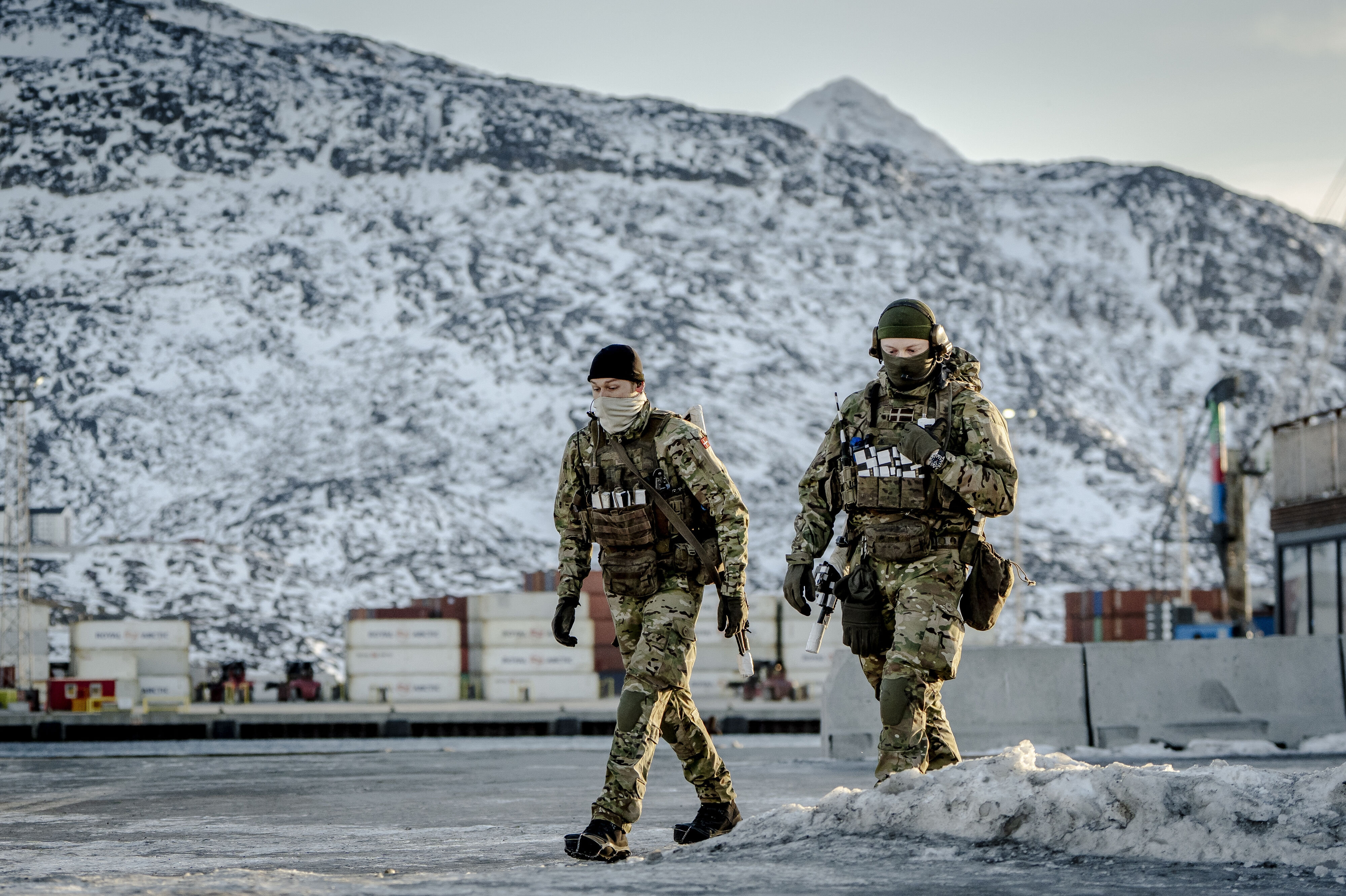 Forsvaret har styrket den militære tilstedeværelse i Grønland i forbindelse med øvelsen "Arctic Endurance". Her ses to soldater bevogte havnen i Nuuk 25. januar 2026. (Arkivfoto).