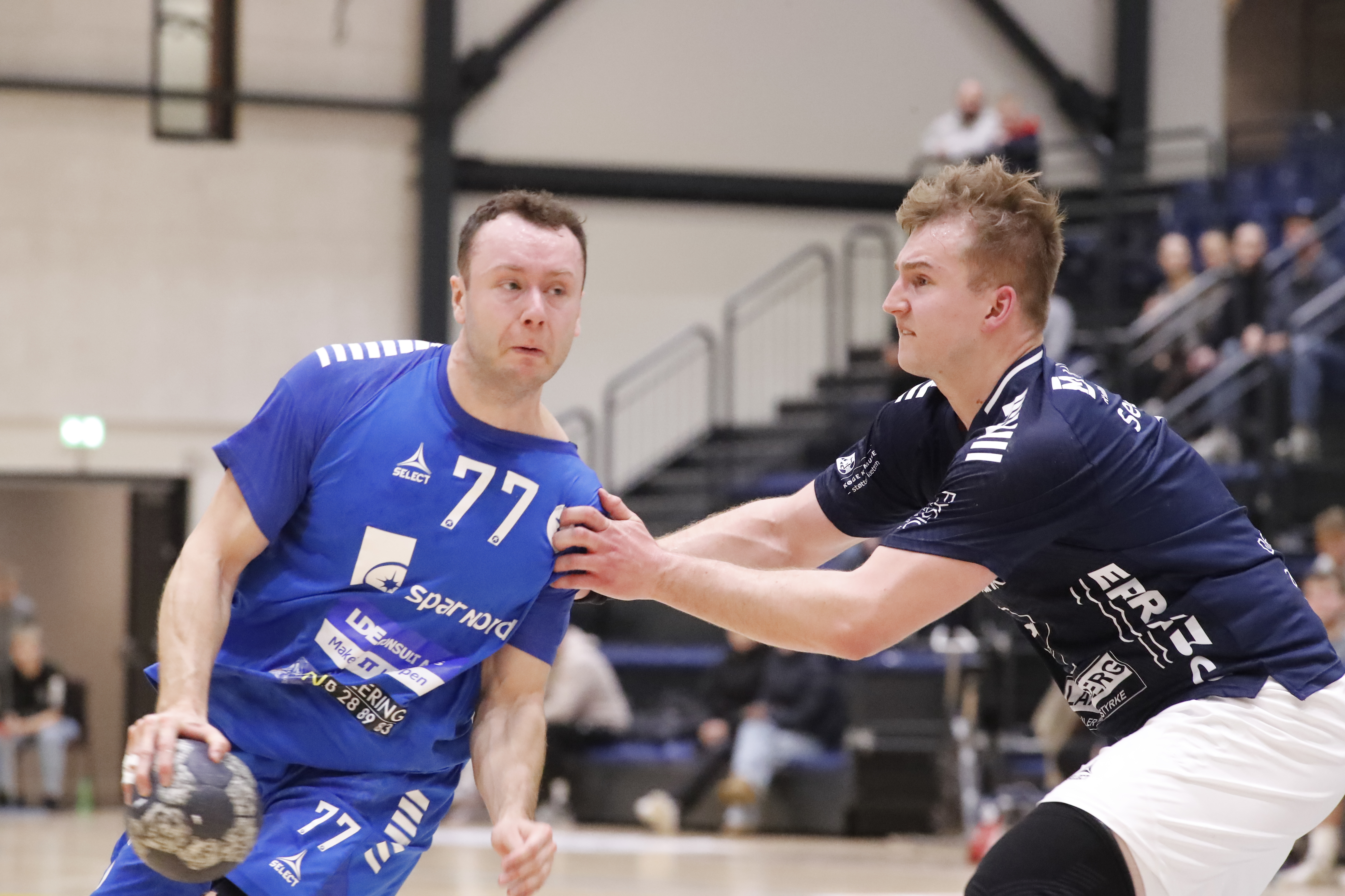 Forsvarseksperten Jeppe Rask (th.) fortsætter i den nyoprykkede 1. divisionsklub