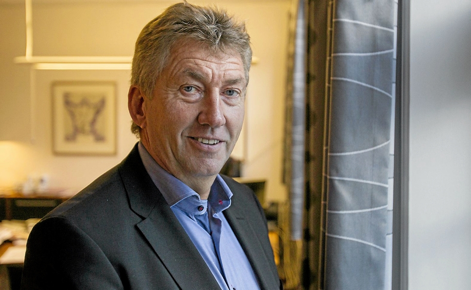 Det er mærkeligt og synd, at vi er havnet i en situation, hvor man skal bede pårørende om at dæmpe sig, erkender John Schmidt Andersen (V).