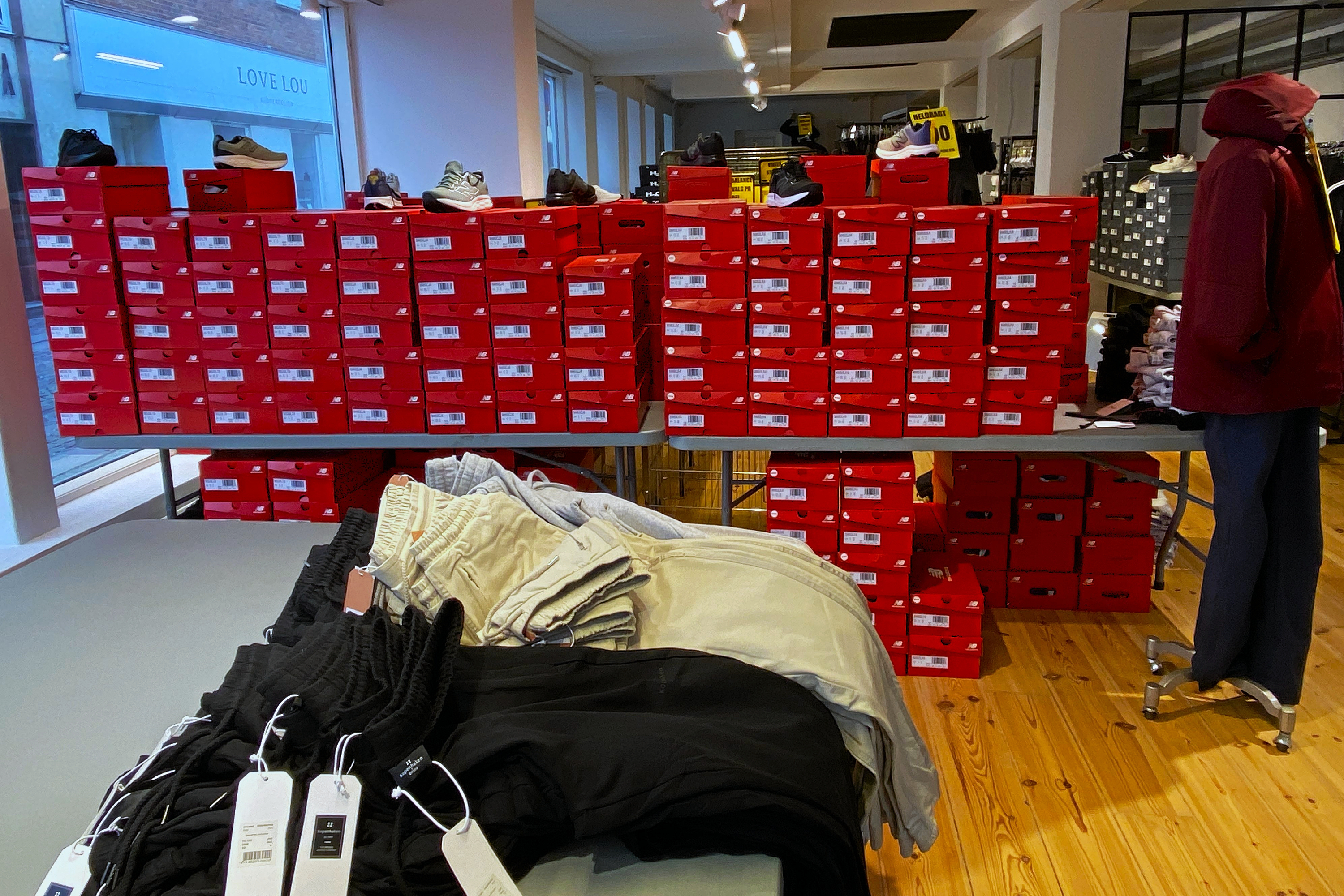 Sports Outlet har flyttet sin butik i Roskilde, selv om der er mindre plads på den ny adresse.