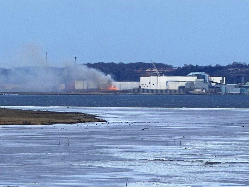 Mandag formiddag er omkring tyve brandfolk i gang med slukningsarbejdet af branden på Stålværket
