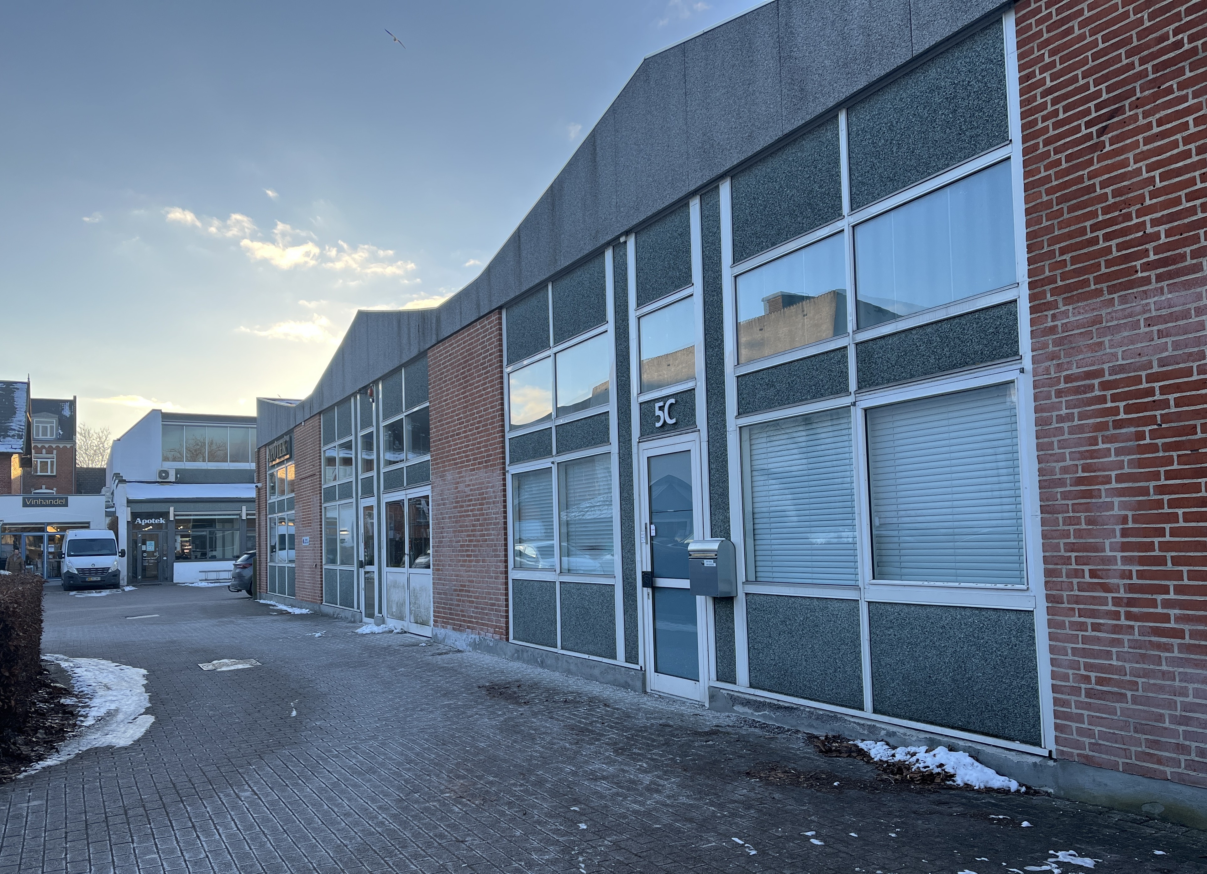 Det er denne bygning til højre, der skal laves om til en boligbebyggelse i tre etager samt en udnyttet tagetage.