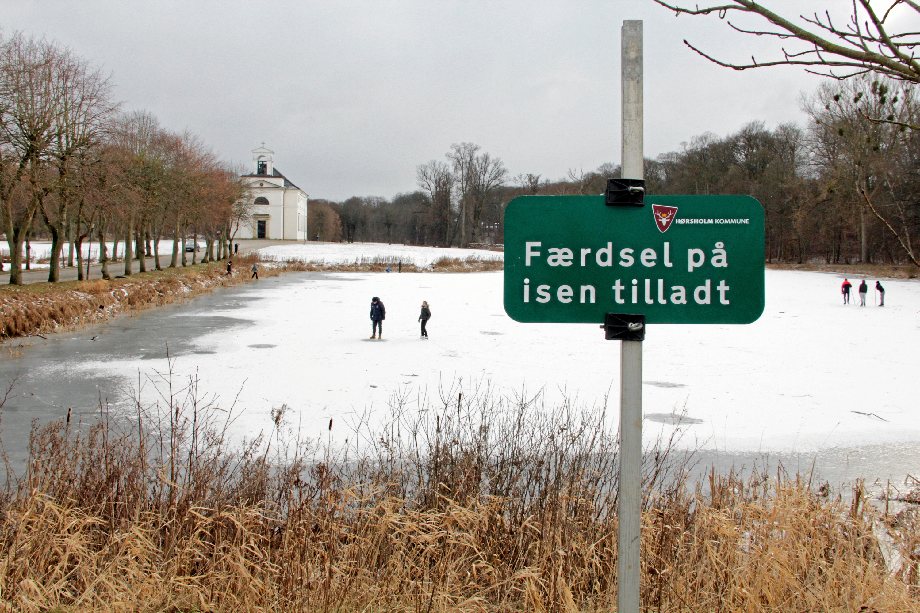 Mandag den 2. februar er skiltet, der giver tilladelse til at færdes på isen, sat op ved slotssøen i Hørsholm. - Morten Timm Mandag den 2. februar er skiltet, der giver tilladelse til at færdes på isen, sat op ved slotssøen i Hørsholm.