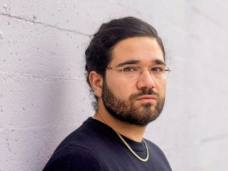 Deniz Kiy deltager i samtale på Farum Bibliotek