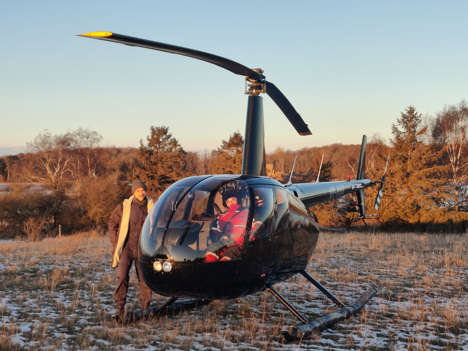 To beboere fra en ø i Roskilde Fjord måtte tirsdag morgen flyves til fastlandet for at kunne komme på arbejde. Vejret har gjort det umuligt at sejle.