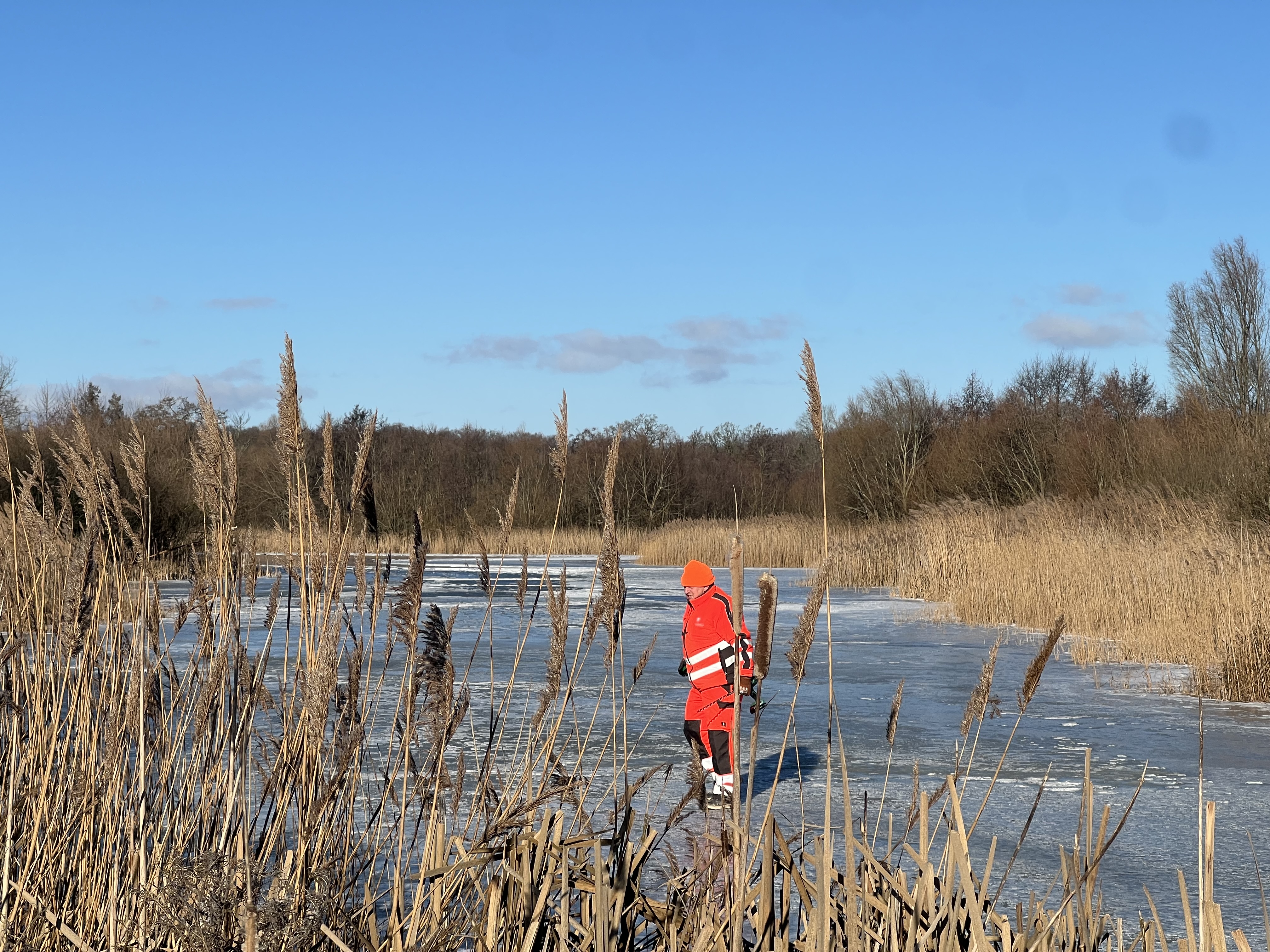 Kommunens medarbejdere blev tirsdag sendt ud på de frosne søer for at sikre, om isen har nået den rette tykkelse.